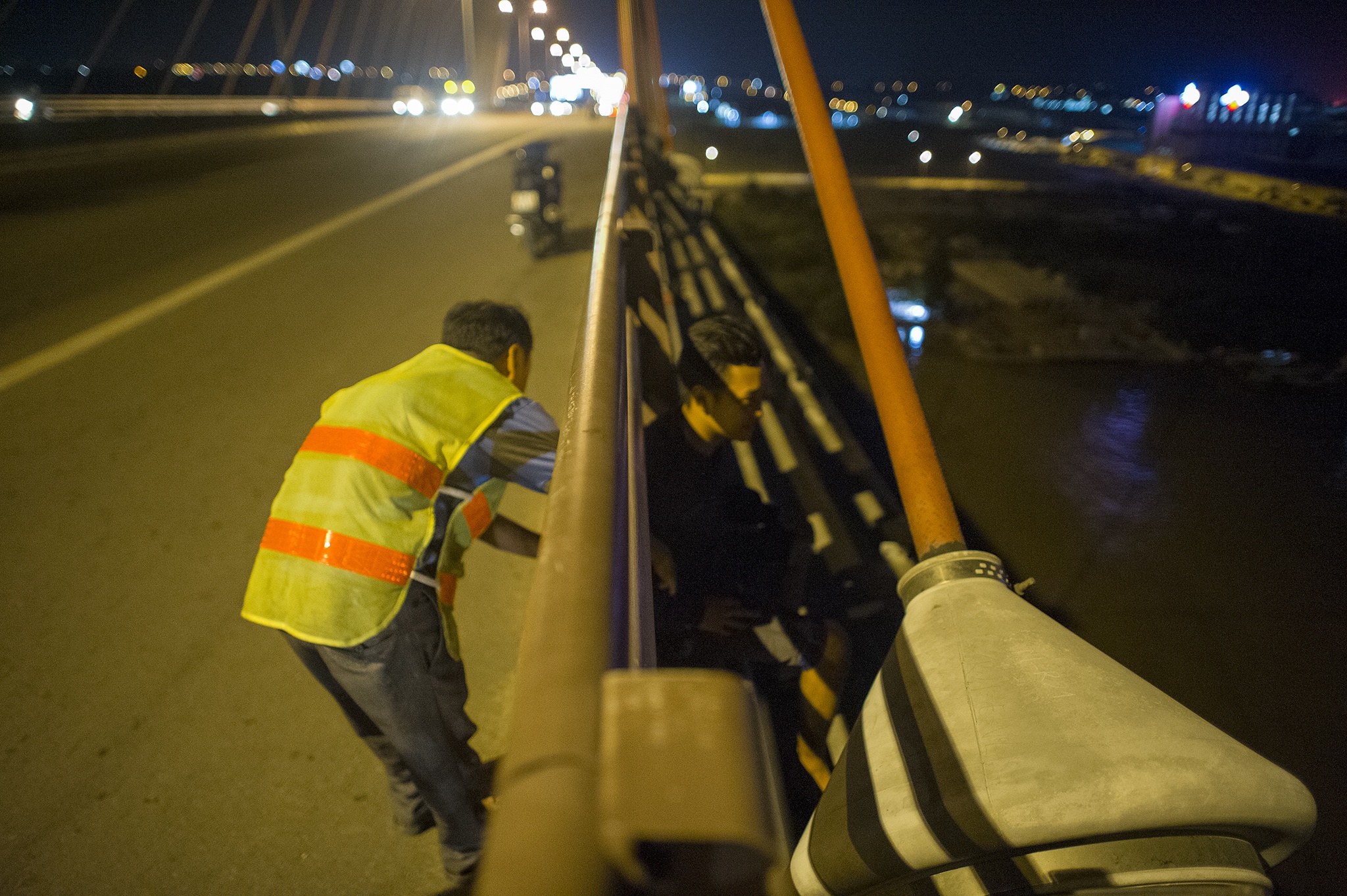 Biet doi bao tri,  cuu ho cau Can Tho anh 2