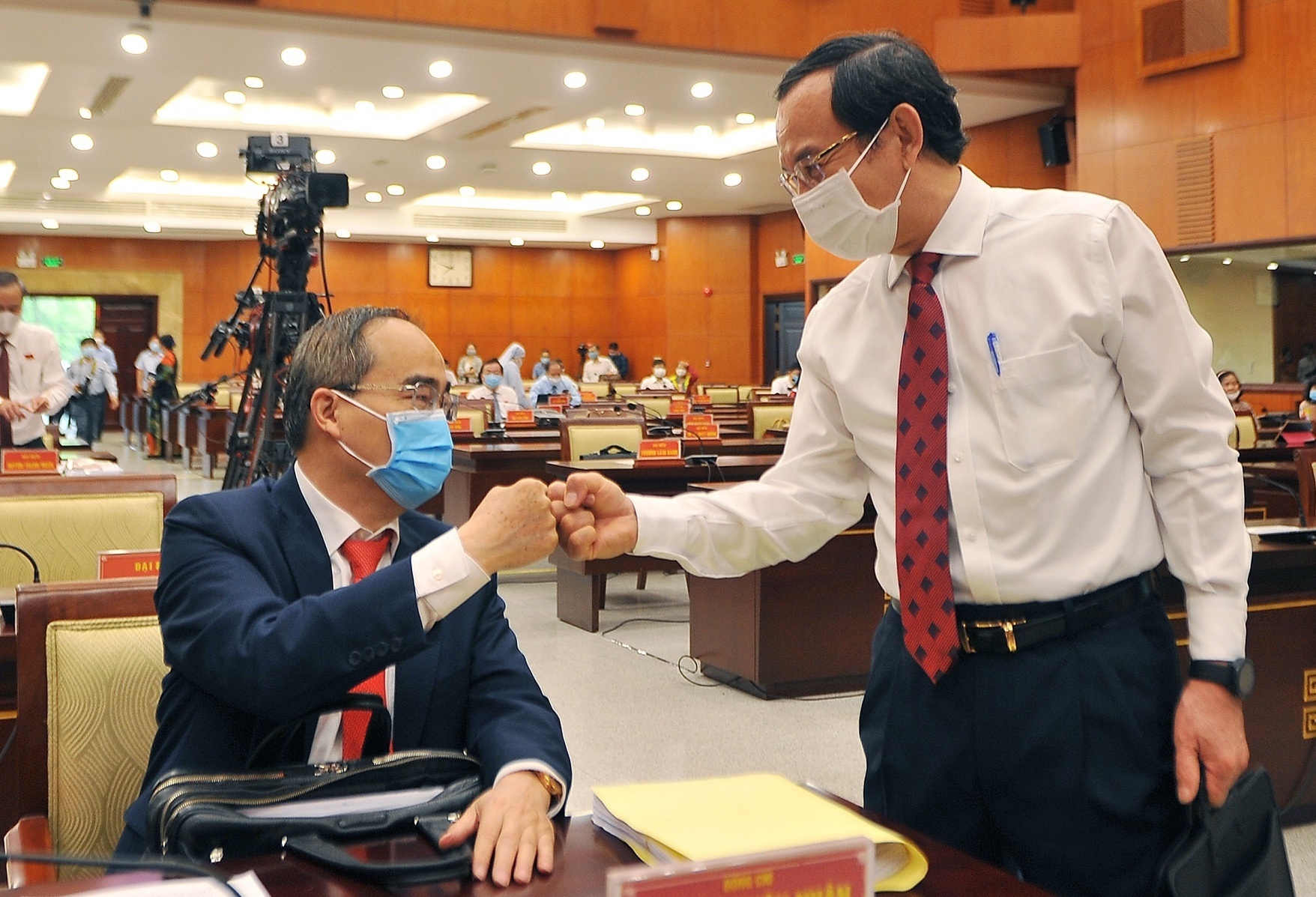 Dai bieu HDND TP.HCM ngoi gian cach phong dich Covid-19 hinh anh