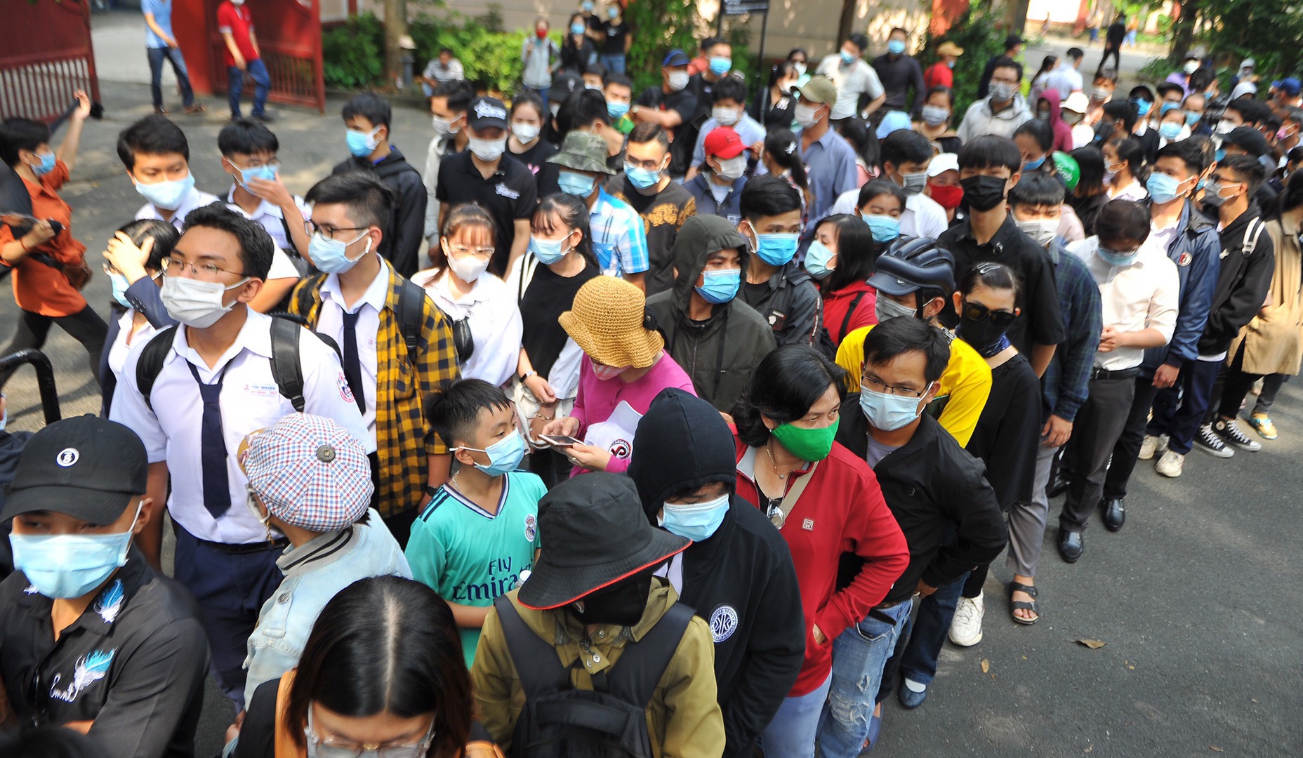 Hang nghin nguoi xep hang tien dua nghe si Chi Tai hinh anh