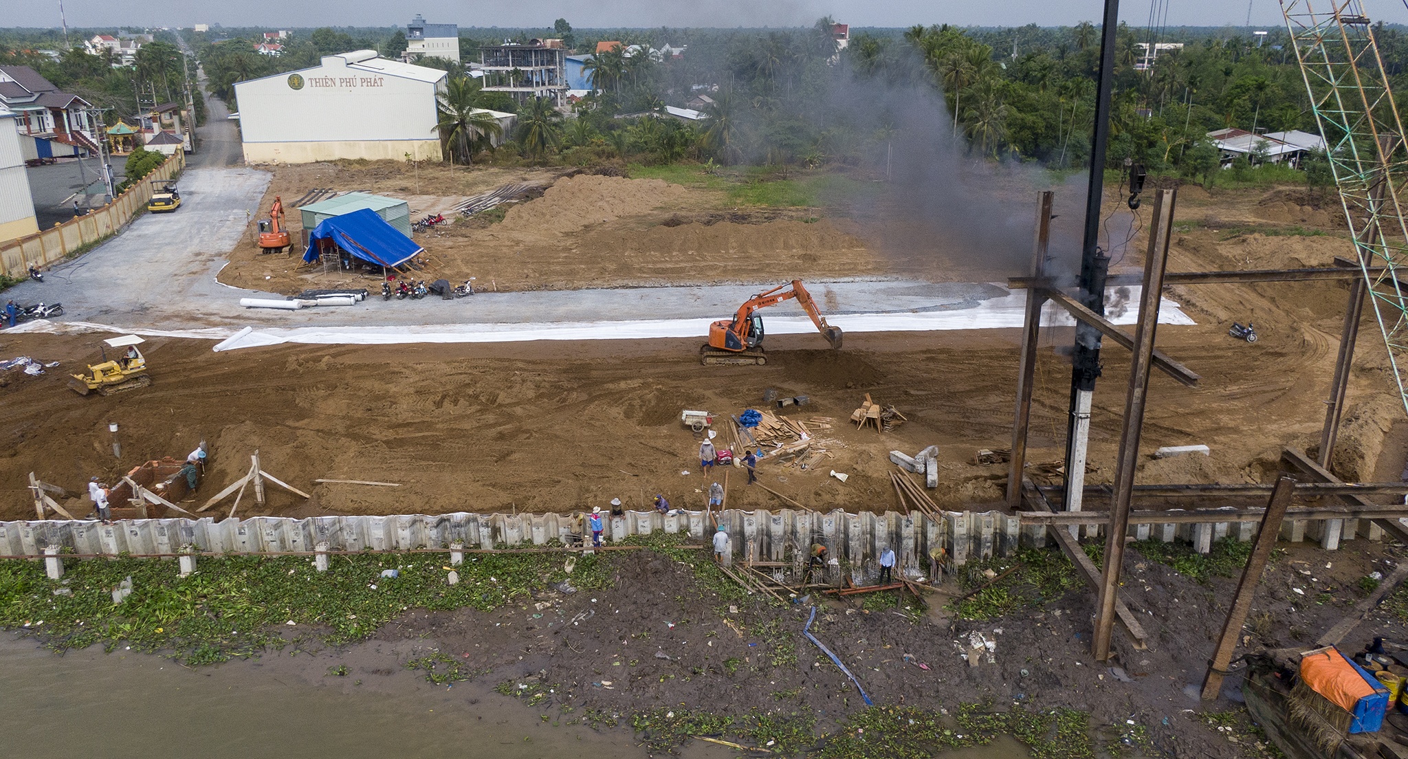 Khan truong thi cong ben pha Rach Mieu anh 1