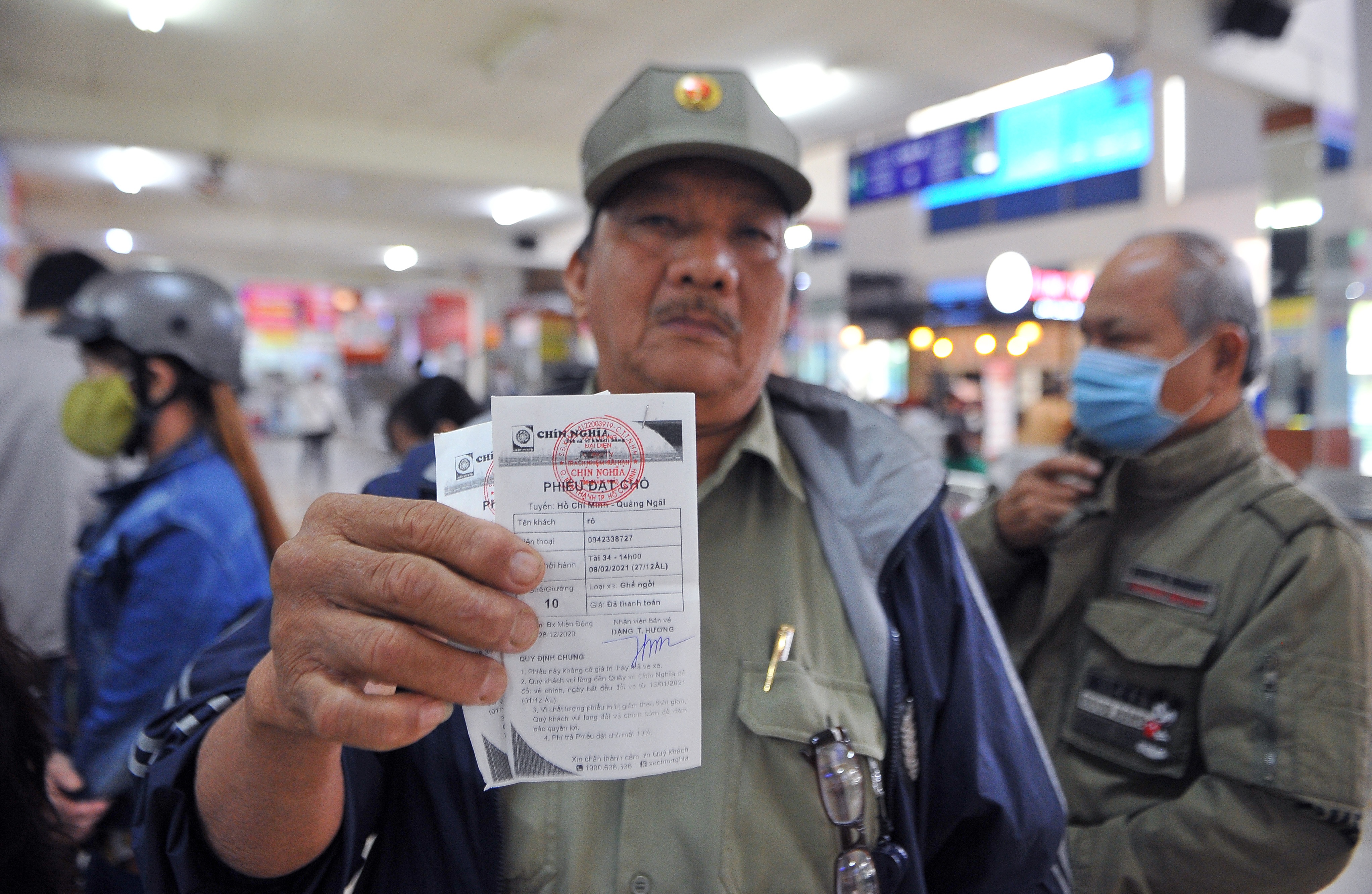 Hanh khach bat ngo vi gia ve xe Tet tang gap ruoi hinh anh