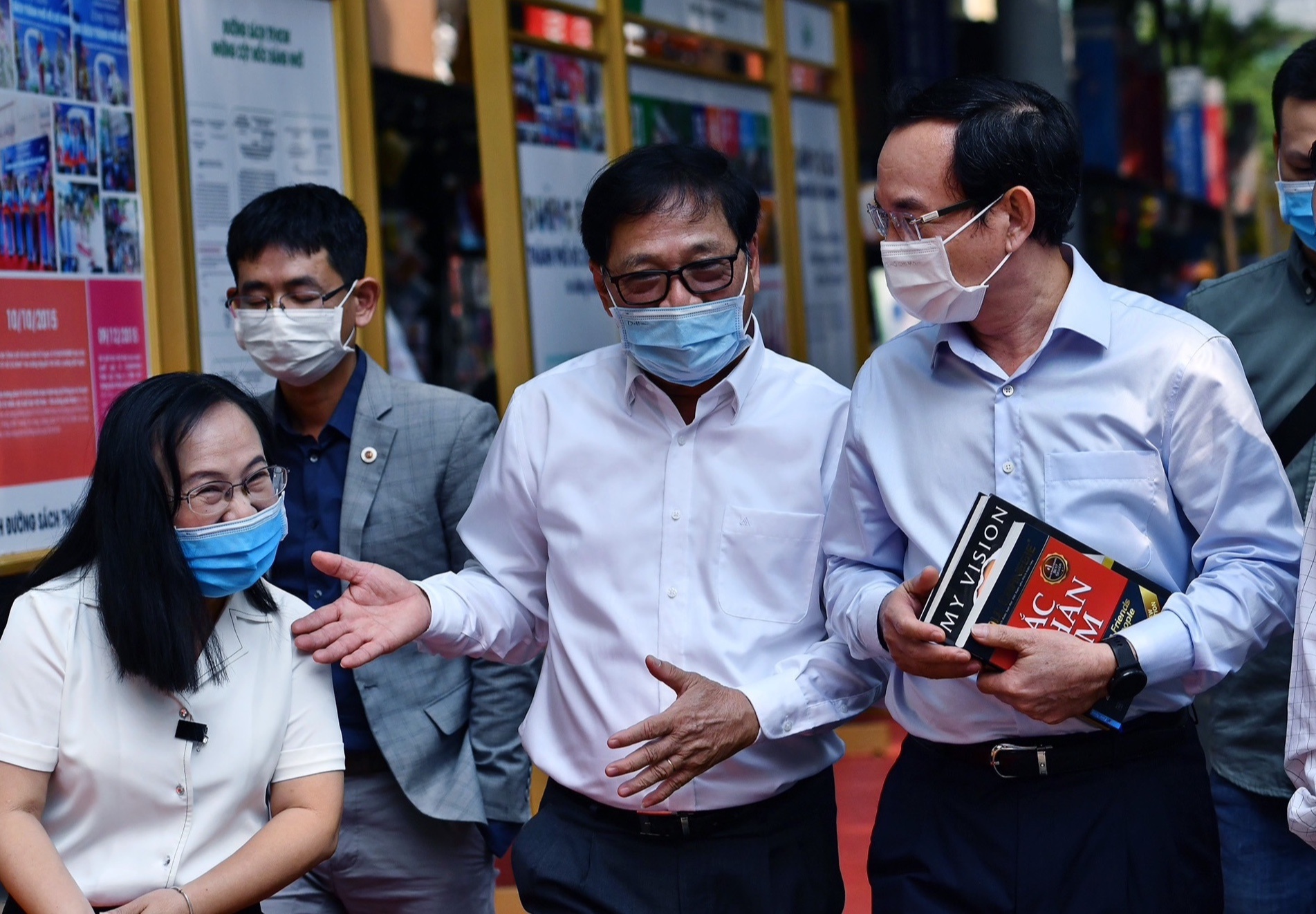 Bi thu Nguyen Van Nen an tuong voi xe buyt sach hinh anh