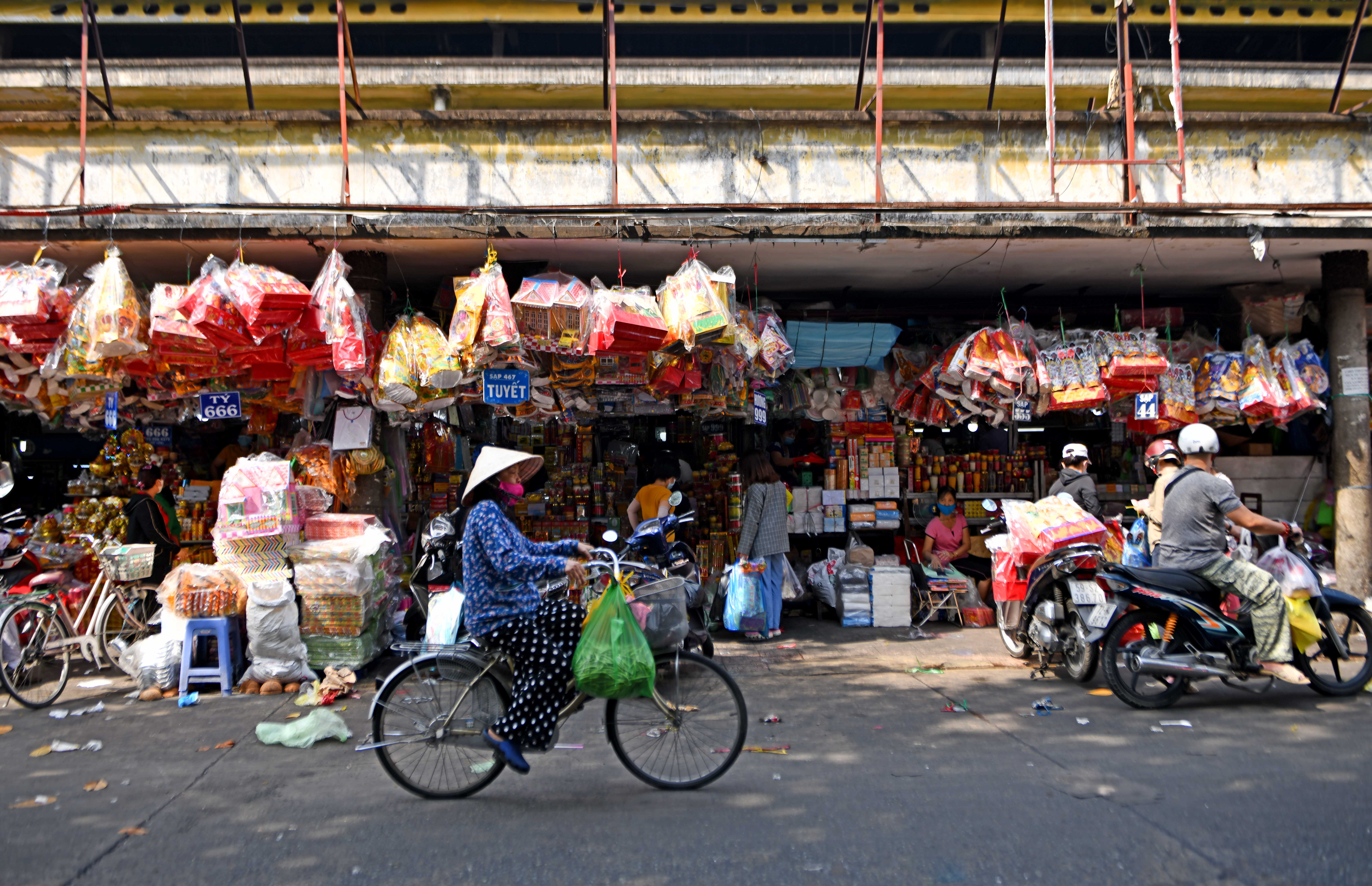 Nguoi dan TP.HCM chuan bi le tien Tao quan anh 1