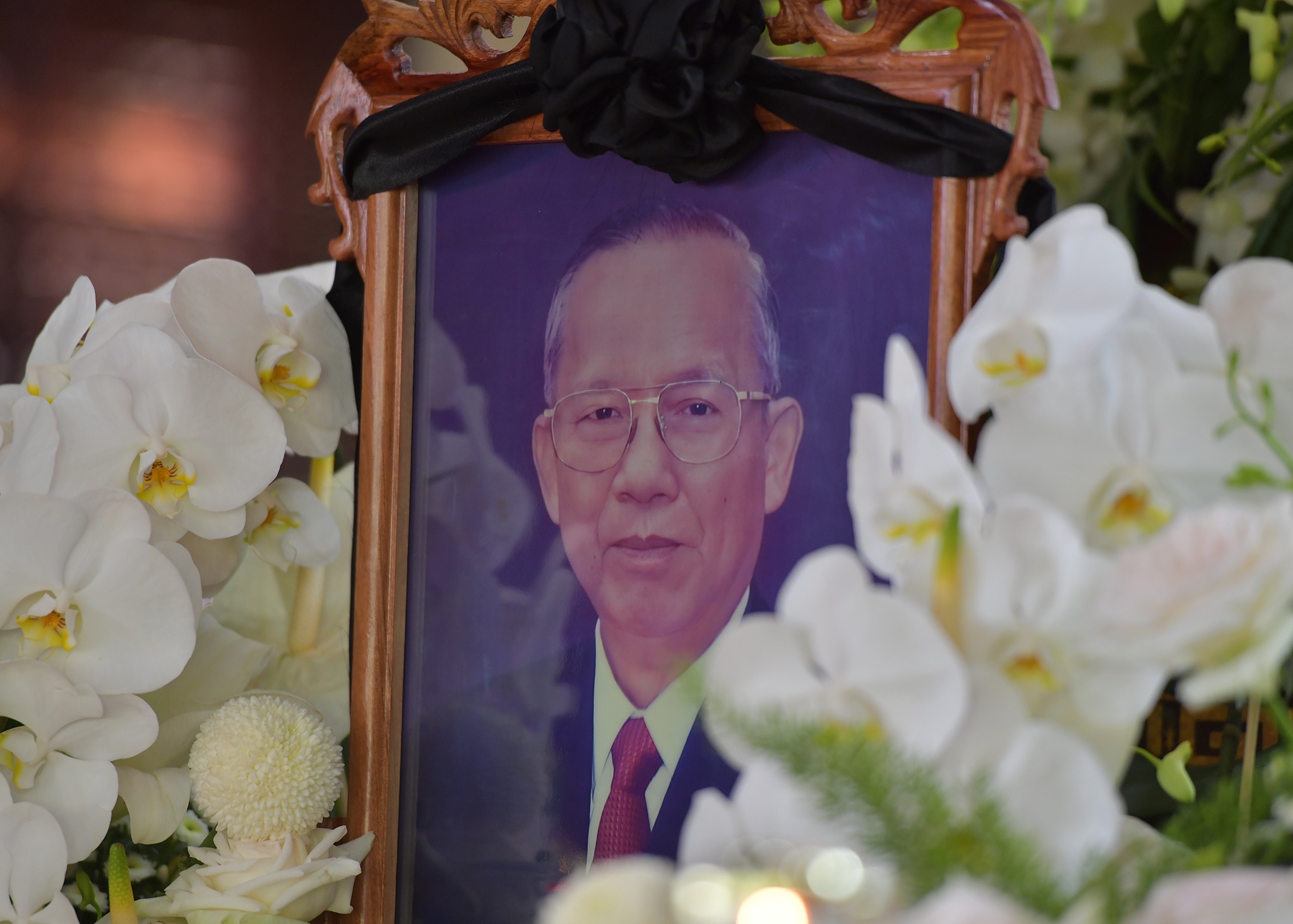 Nguoi dan xuc dong vieng nguyen Pho thu tuong Truong Vinh Trong hinh anh