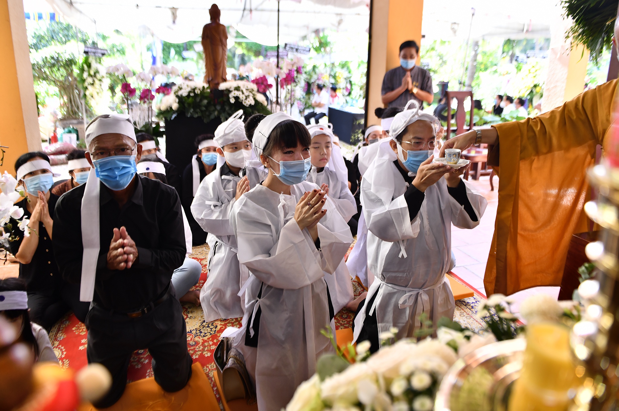 Nguoi dan khoc vieng Pho thu tuong Truong Vinh Trong anh 8