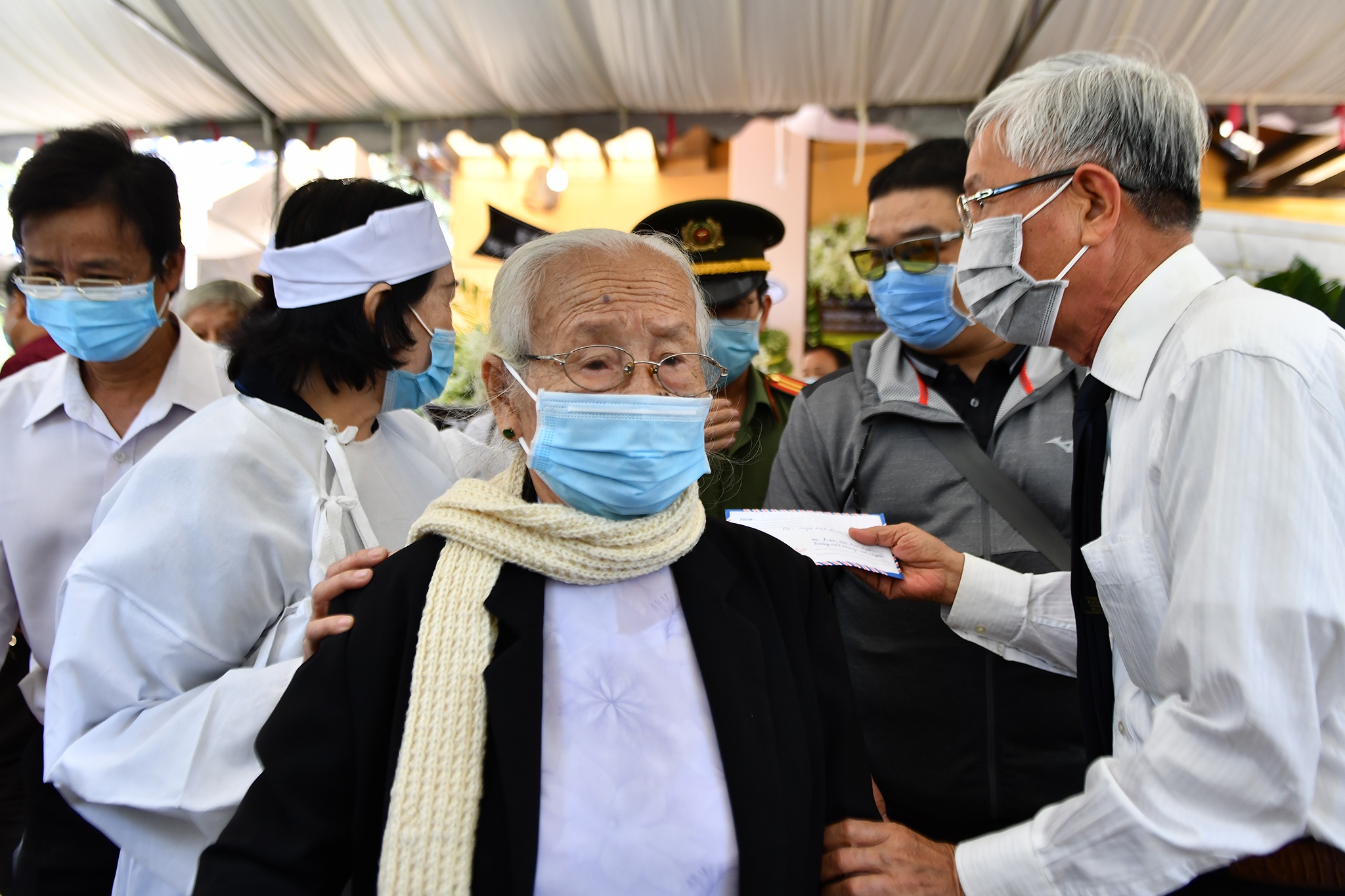 Nguoi dan khoc vieng Pho thu tuong Truong Vinh Trong anh 4