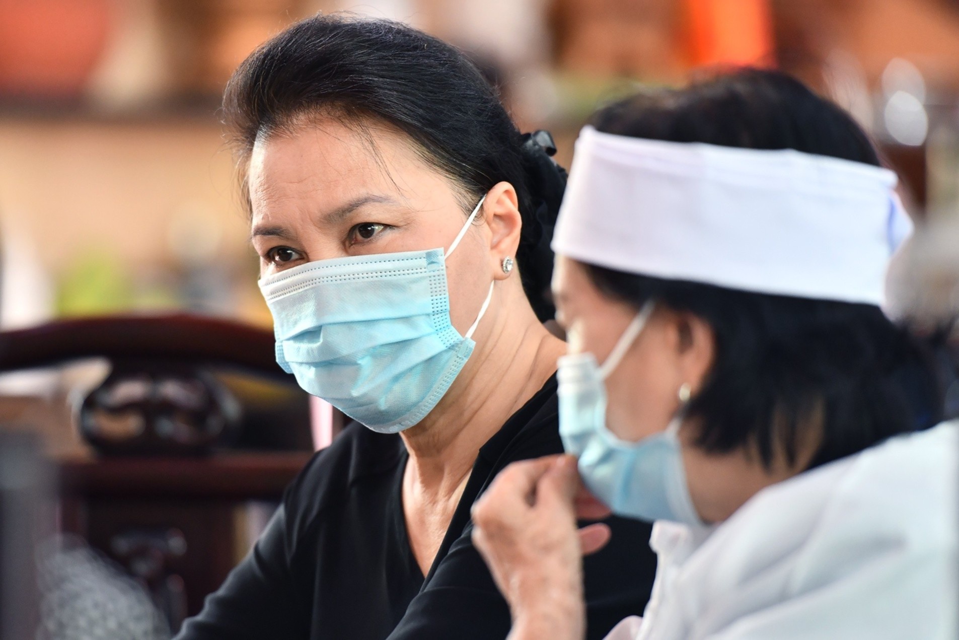 Chu tich Quoc hoi chia buon voi gia dinh ong Truong Vinh Trong hinh anh