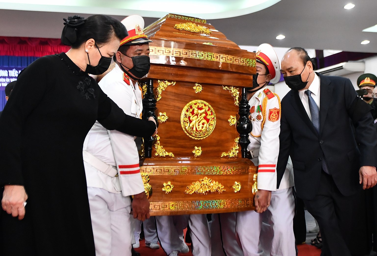 Nguyen Pho thu tuong Truong Vinh Trong ve voi dat me hinh anh