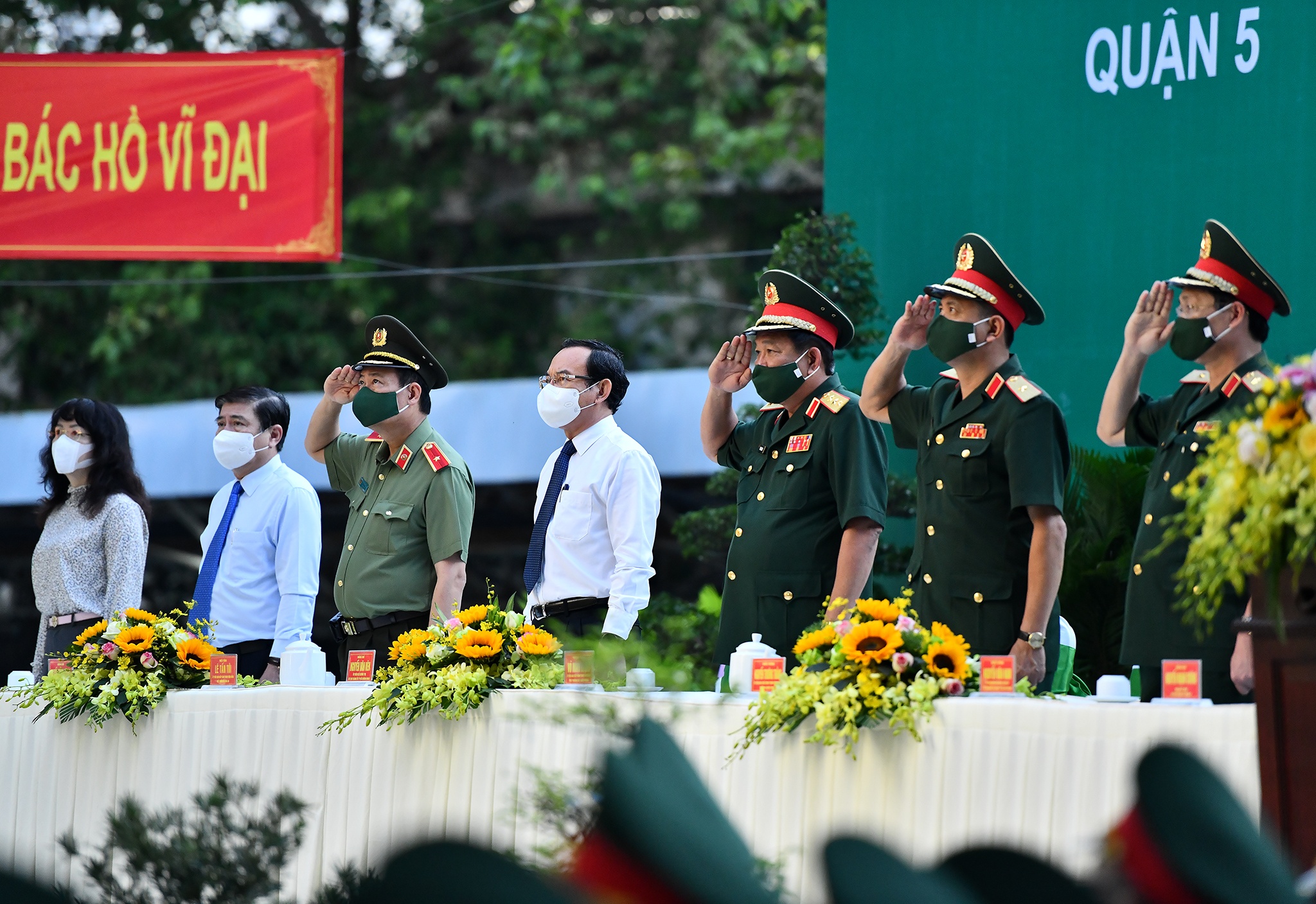 Thanh nien TP.HCM nhap ngu anh 1