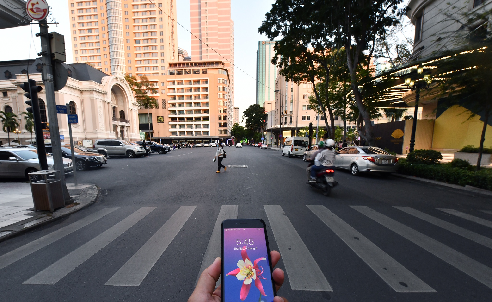 Hang quan duong Dong Khoi e am anh 1