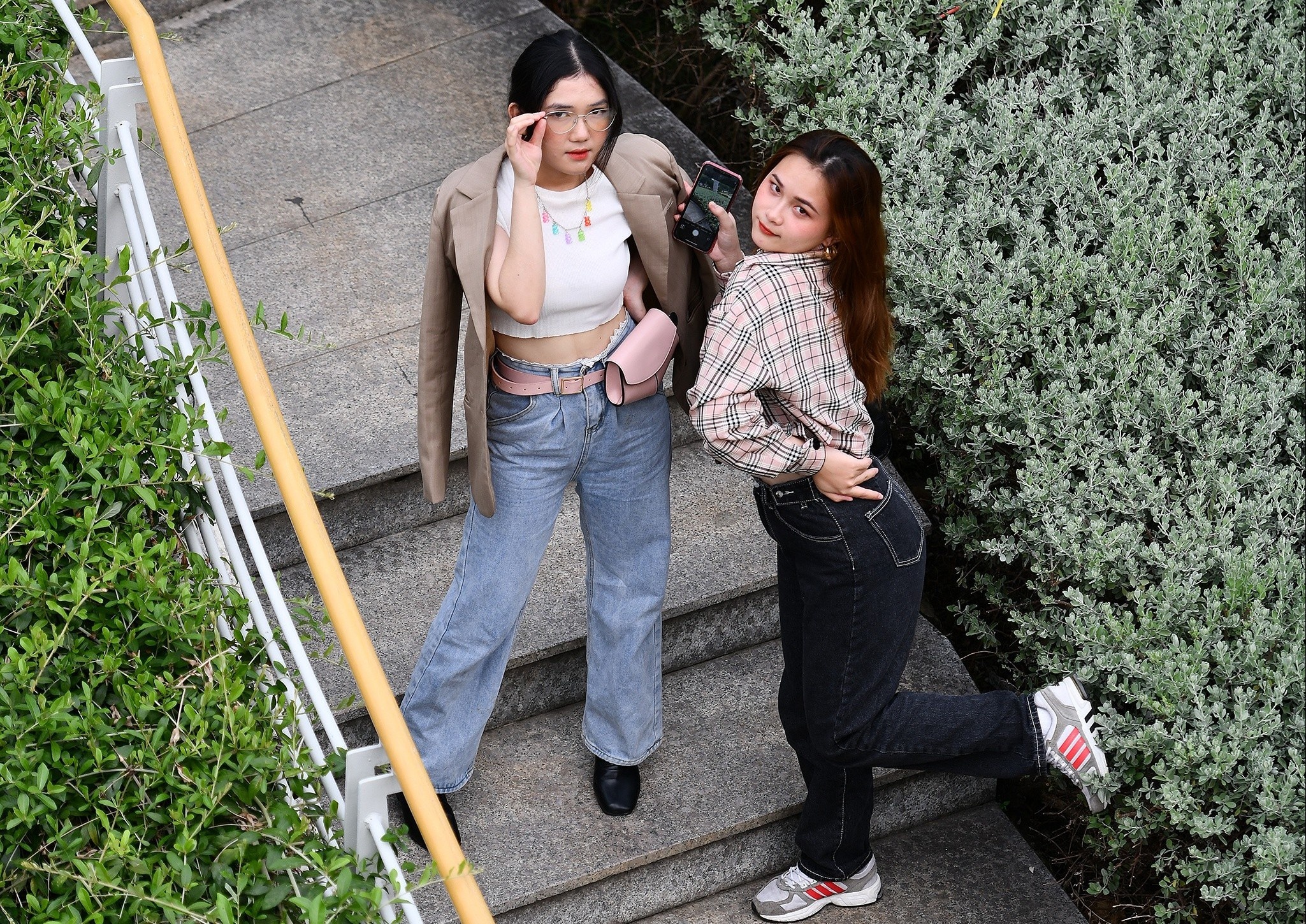 Gioi tre TP.HCM do ve khu Sala, Thu Thiem vui choi cuoi tuan hinh anh