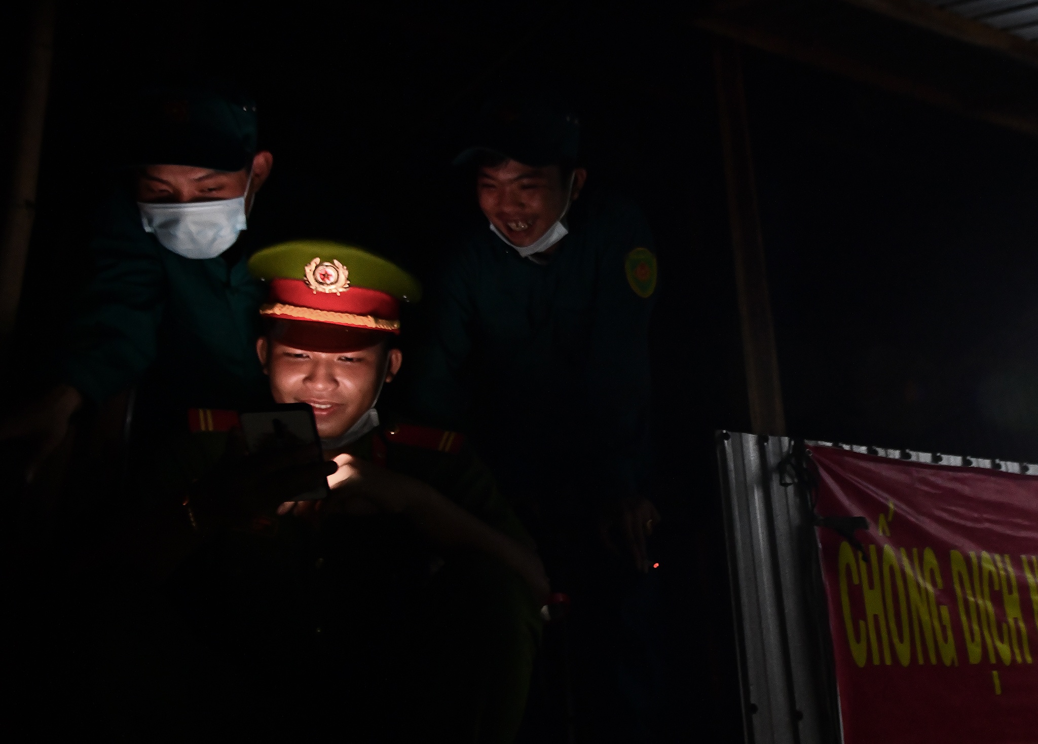 Chong dich Covid-19 o bien gioi phia Nam anh 6