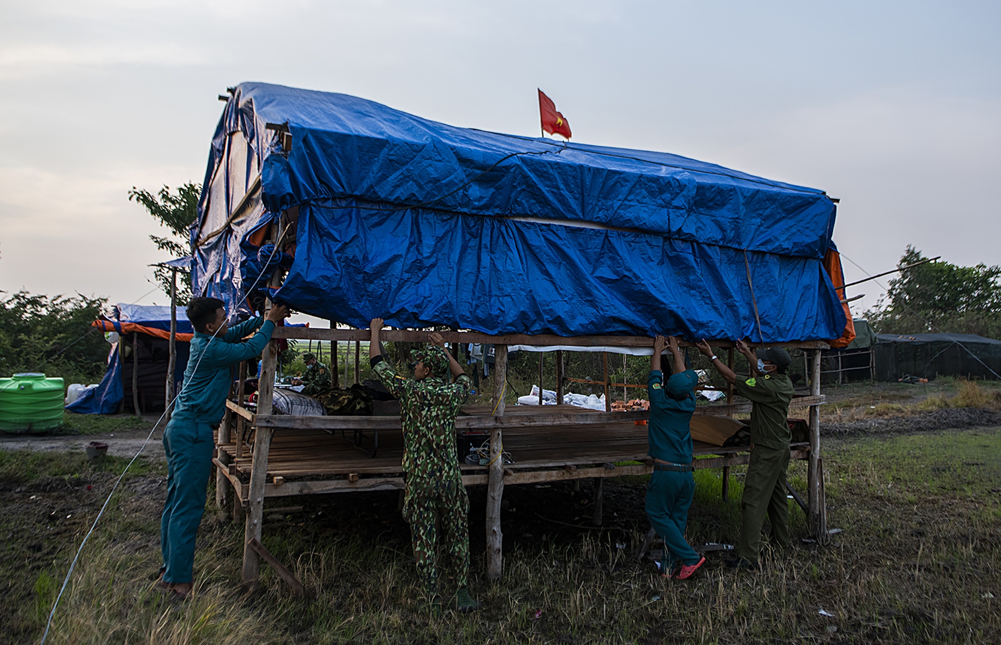 Chong dich Covid-19 o bien gioi phia Nam anh 20