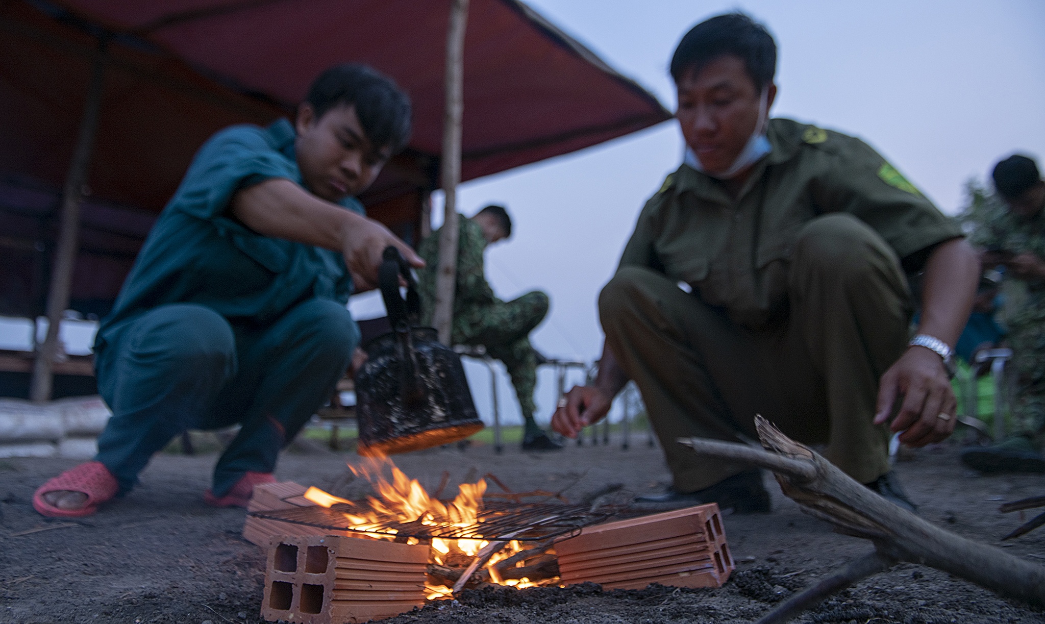 Chong dich Covid-19 o bien gioi phia Nam anh 19