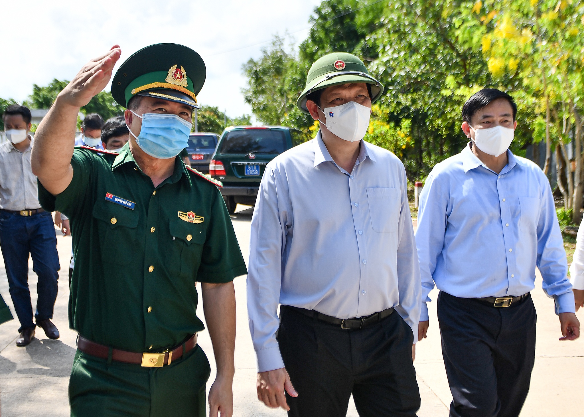 Bo truong Y te dong vien luc luong chong dich o Ha Tien hinh anh