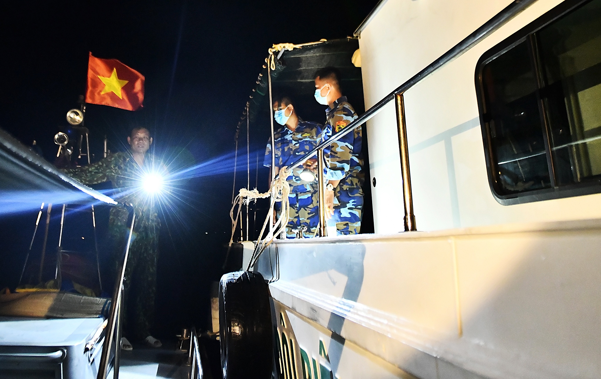 Chong nhap canh trai phep o bien Tay anh 2