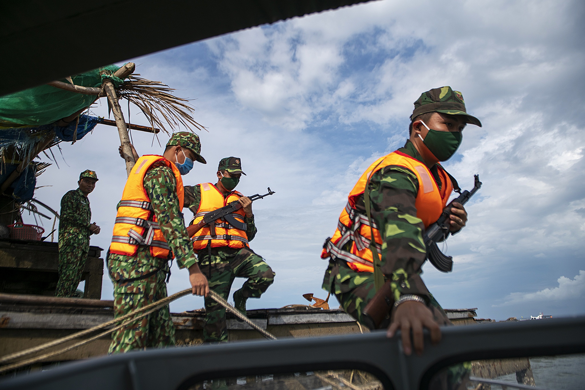 Chong nhap canh trai phep o bien Tay anh 13