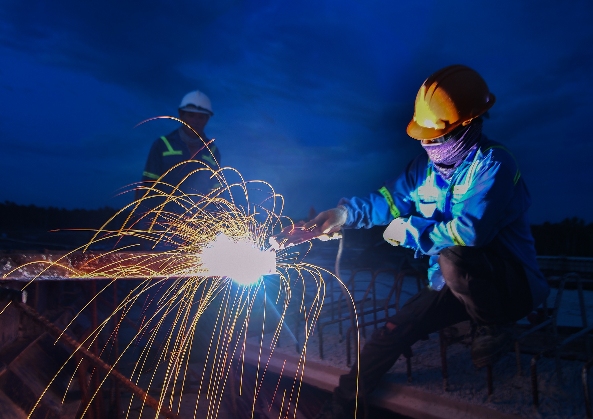 Ngay dem tren dai cong truong thuy loi lon nhat nuoc hinh anh