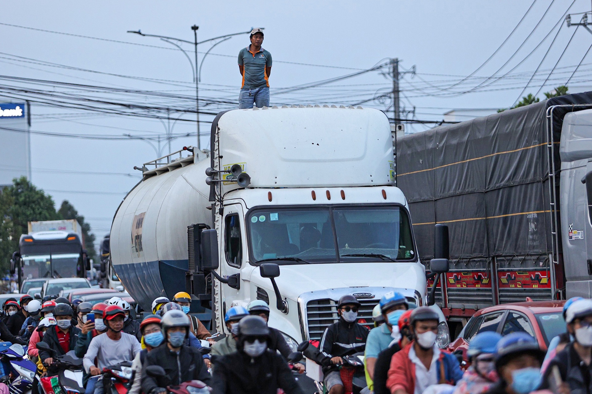 Tai xe ngan ngam treo len noc xe cho het ket xe o mien Tay hinh anh