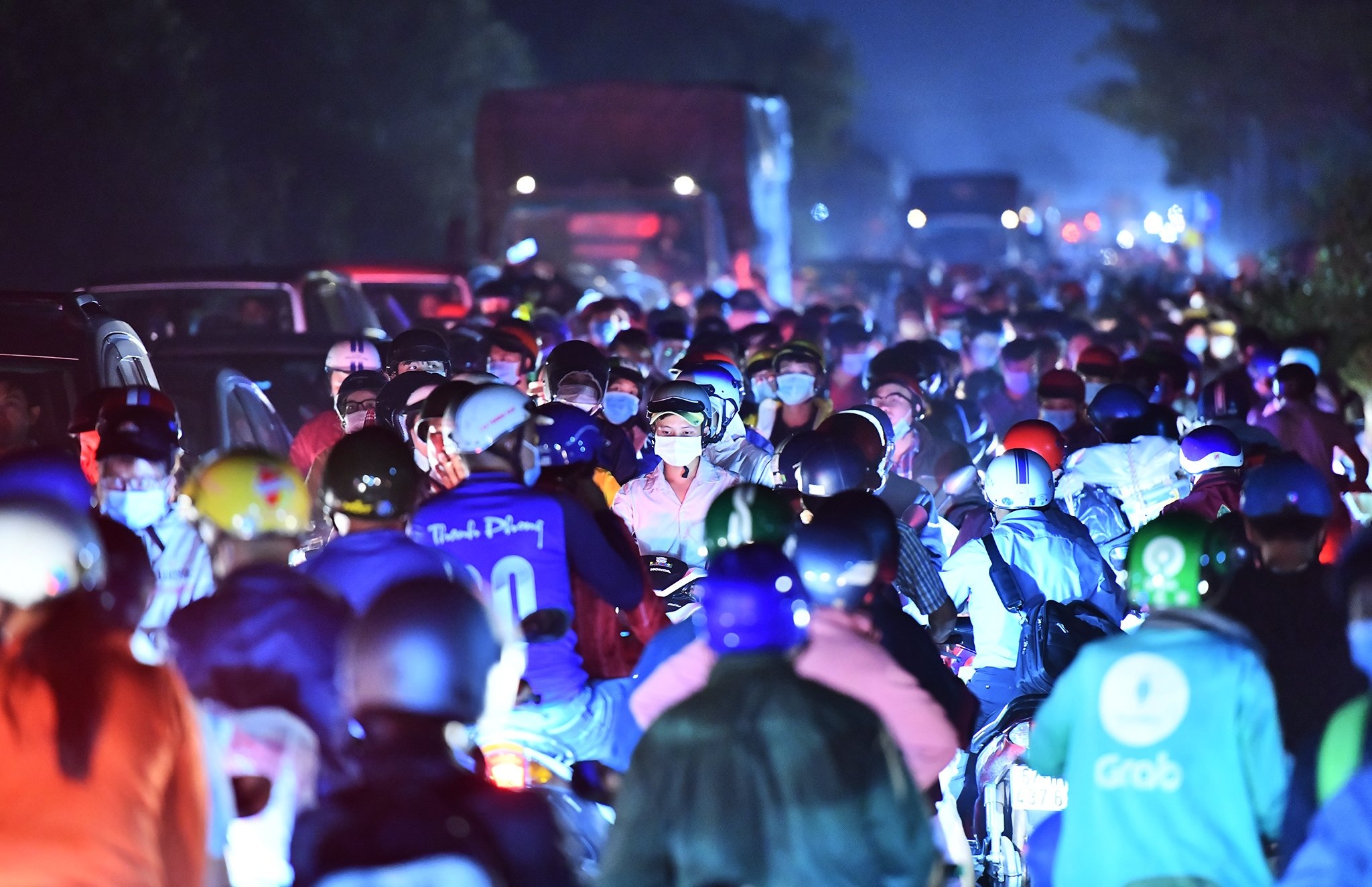 Ngu gat giua dong xe co tac cung ve mien Tay hinh anh