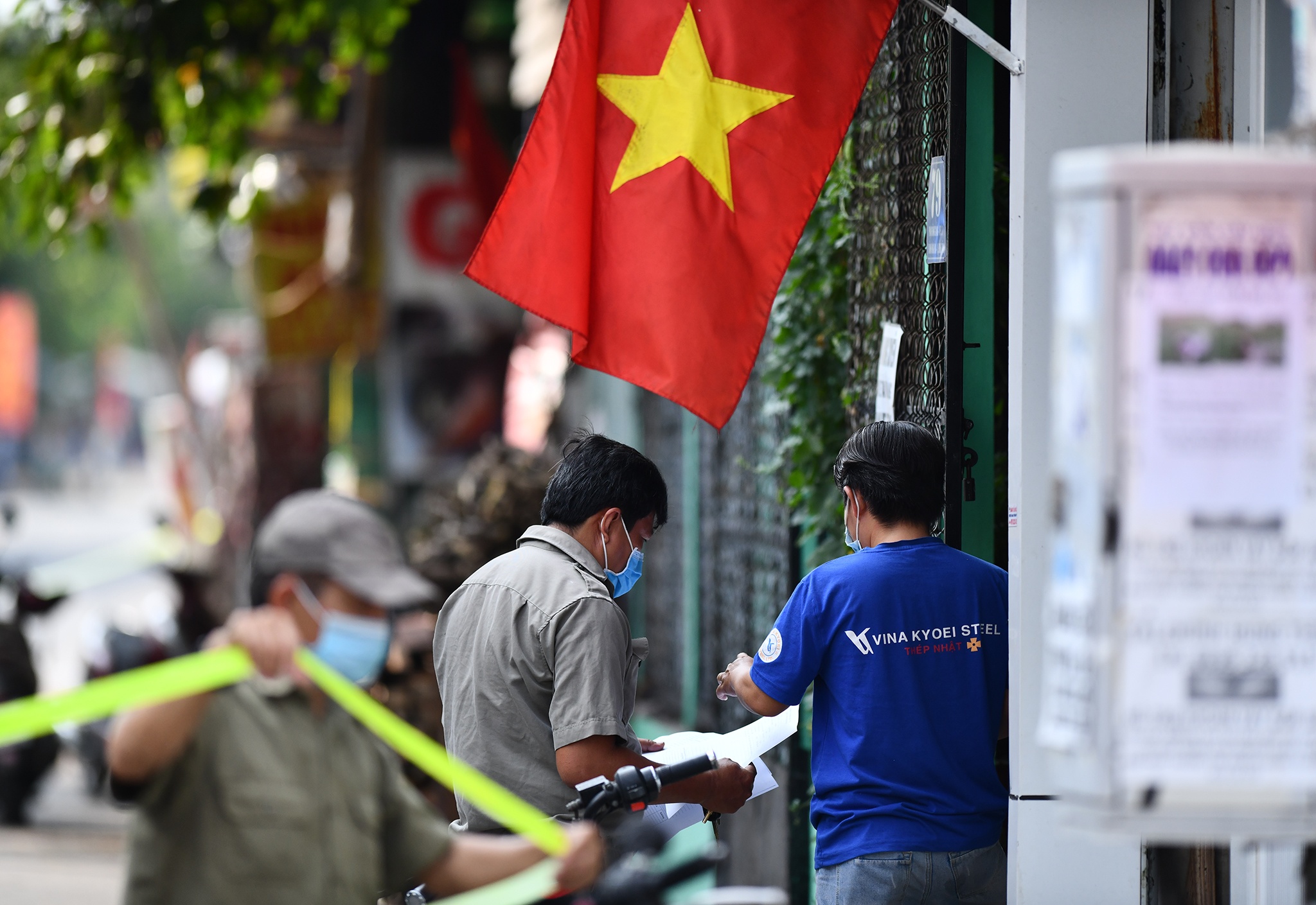 Phong toa,  xet nghiem Covid-19 o TP.HCM anh 3