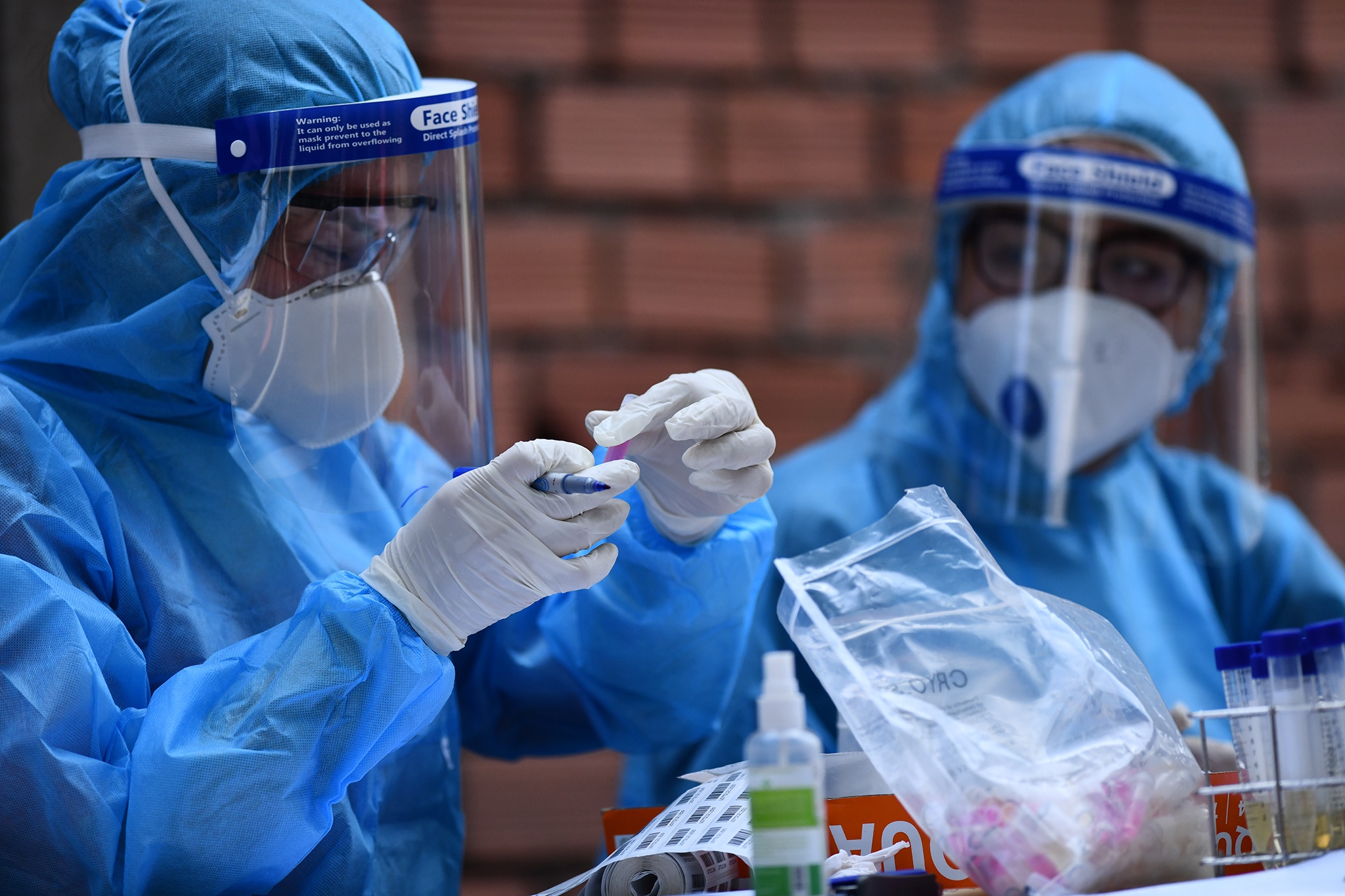 Phong toa,  xet nghiem Covid-19 o TP.HCM anh 4