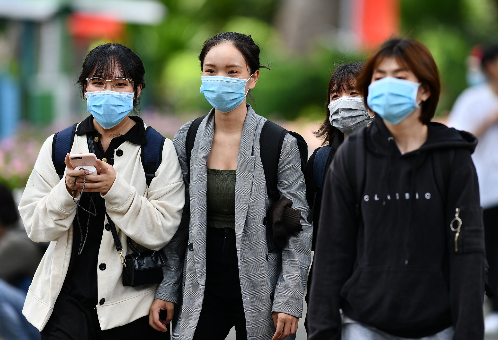 Du khach deo khau trang, sat khuan tay khi choi le o Thao Cam Vien hinh anh