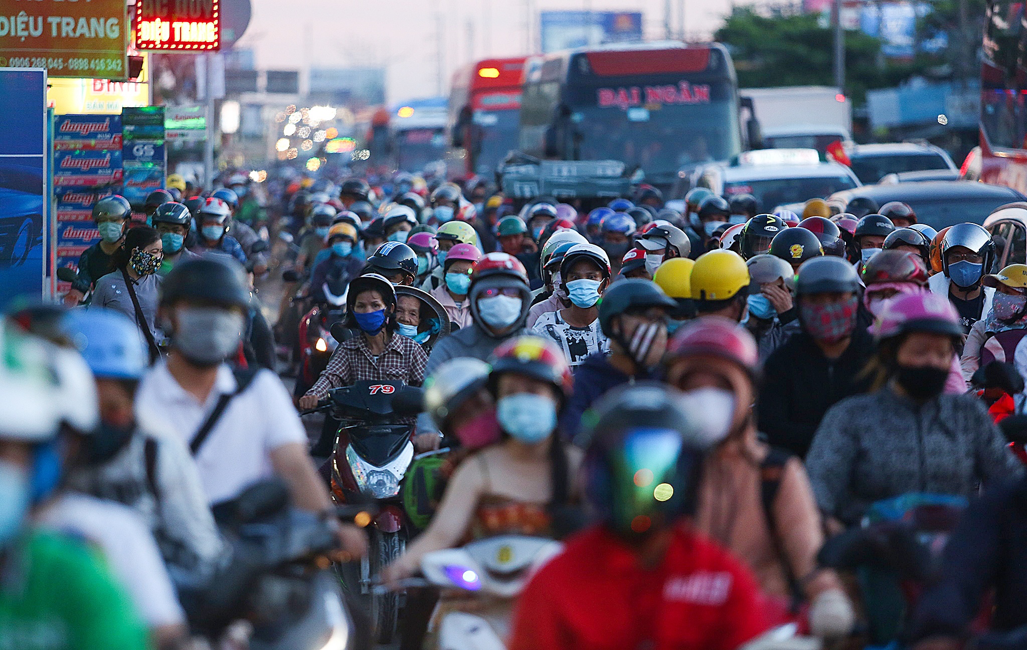 Nguoi mien Tay chen chuc tro lai TP.HCM sau nghi le hinh anh