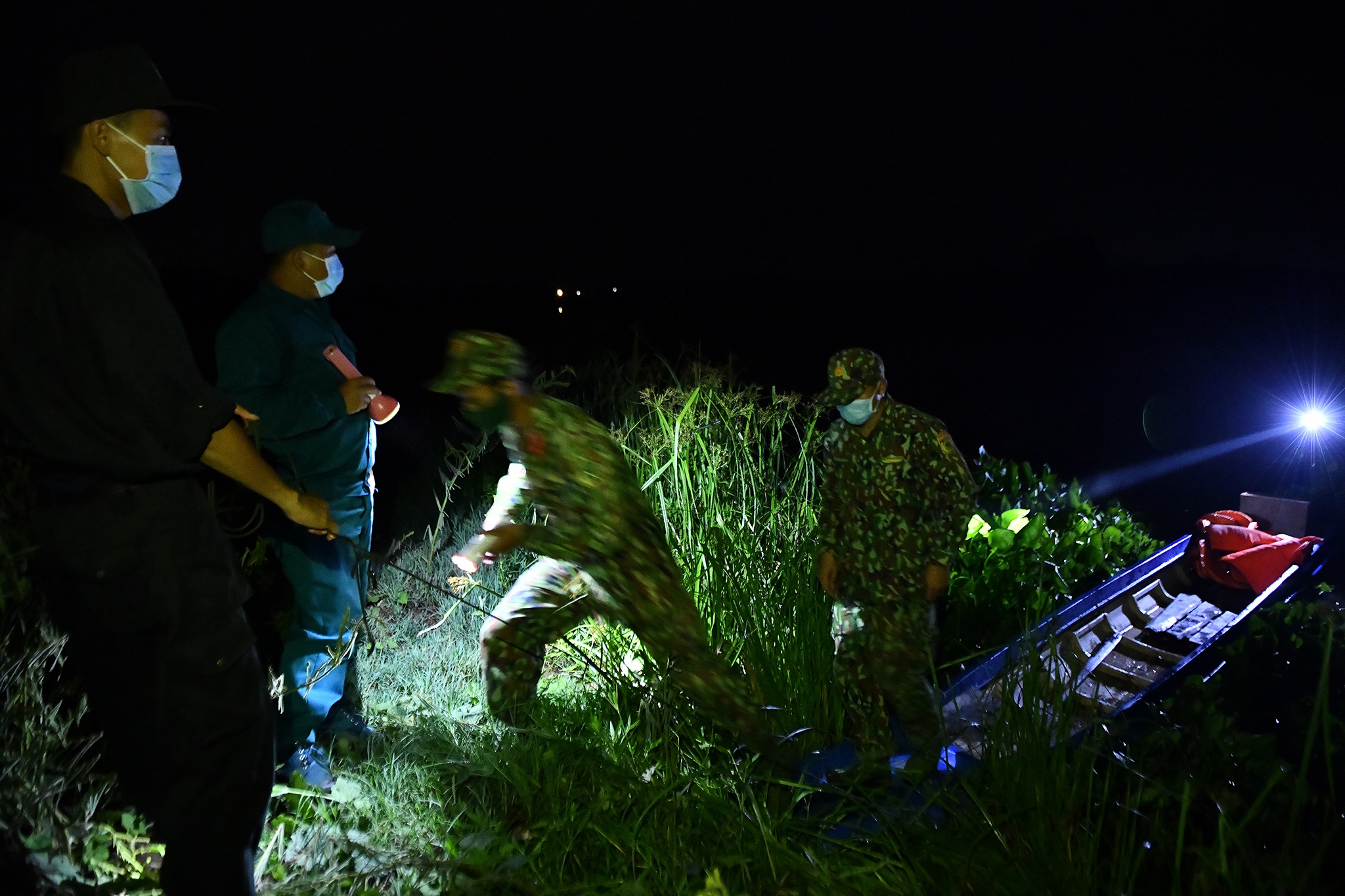 Xom bien gioi Thong Binh phong dich Covid-19 anh 12