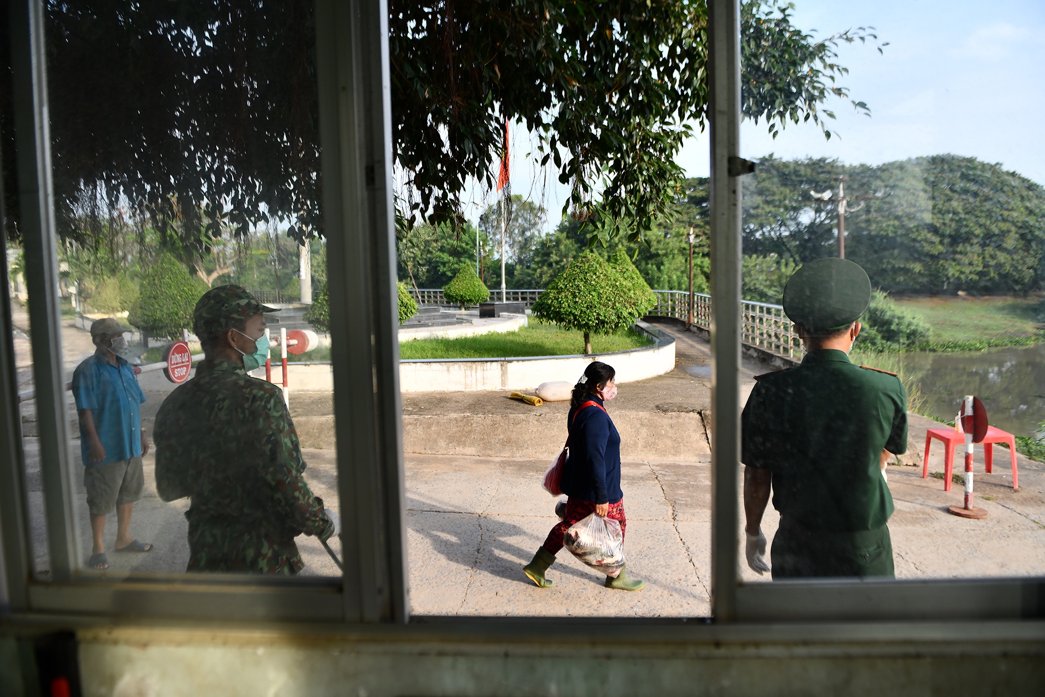 Xom bien gioi Thong Binh phong dich Covid-19 anh 2