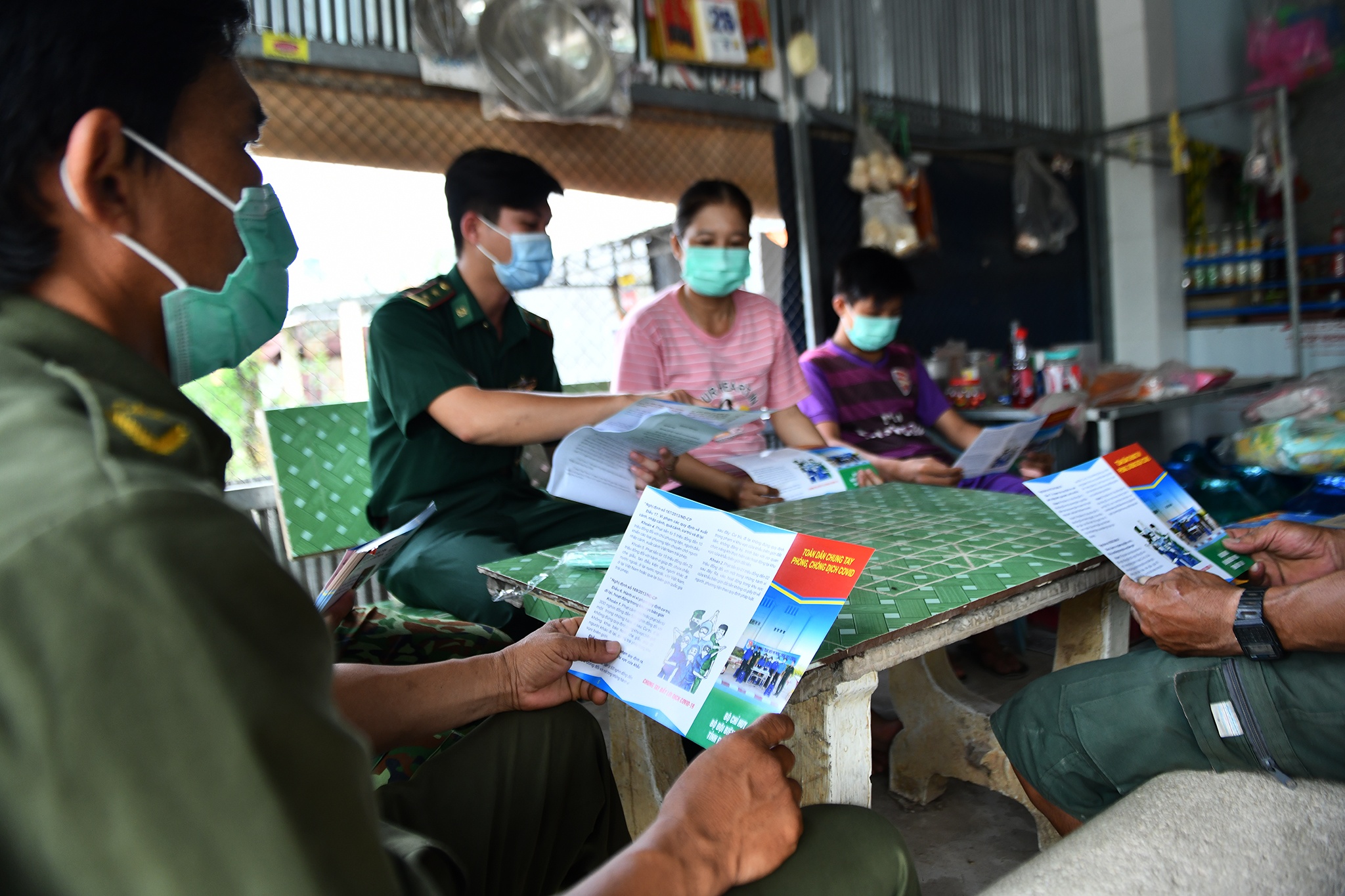 Xom bien gioi Thong Binh phong dich Covid-19 anh 22