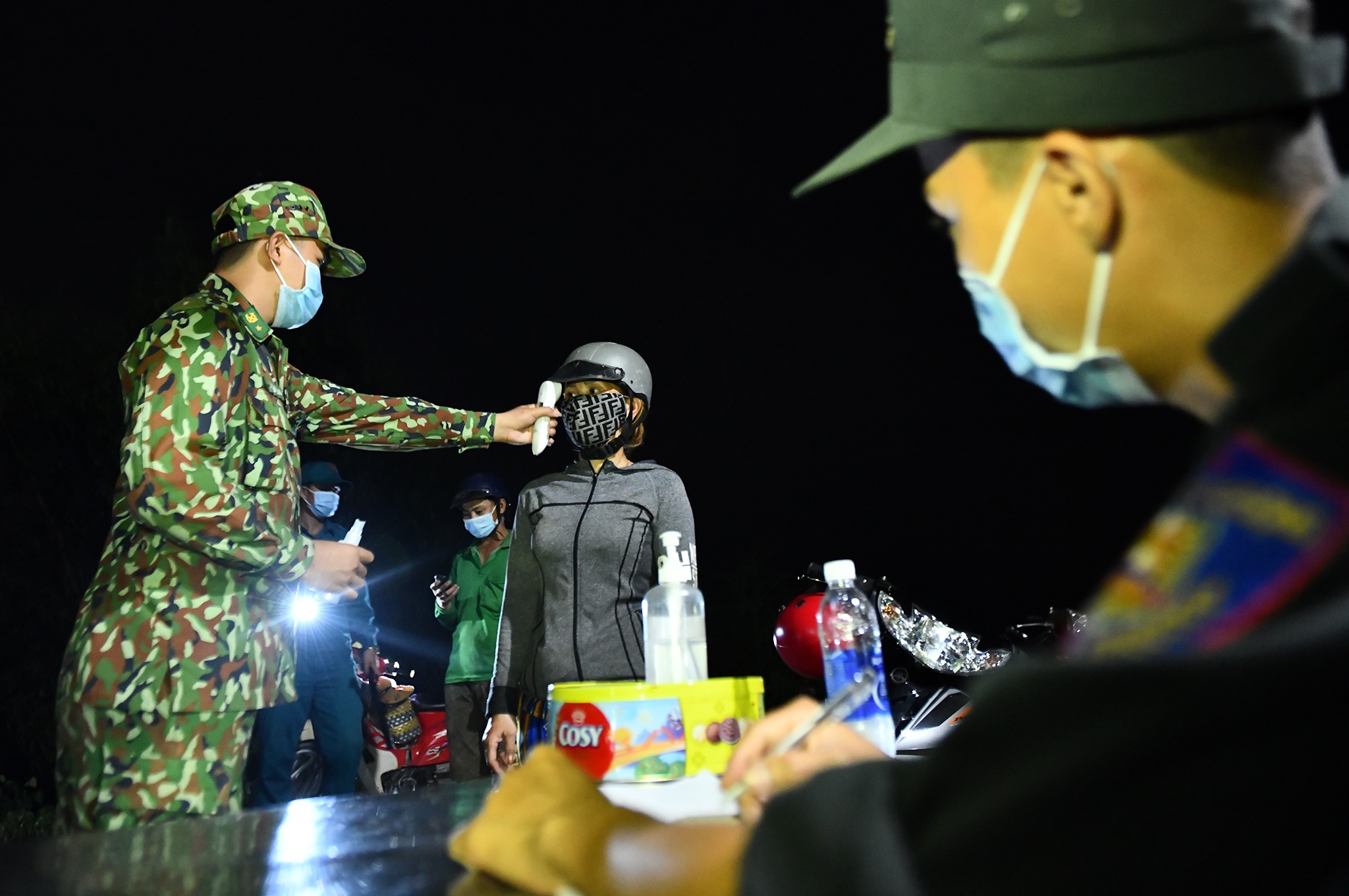 Xom bien gioi Thong Binh phong dich Covid-19 anh 15