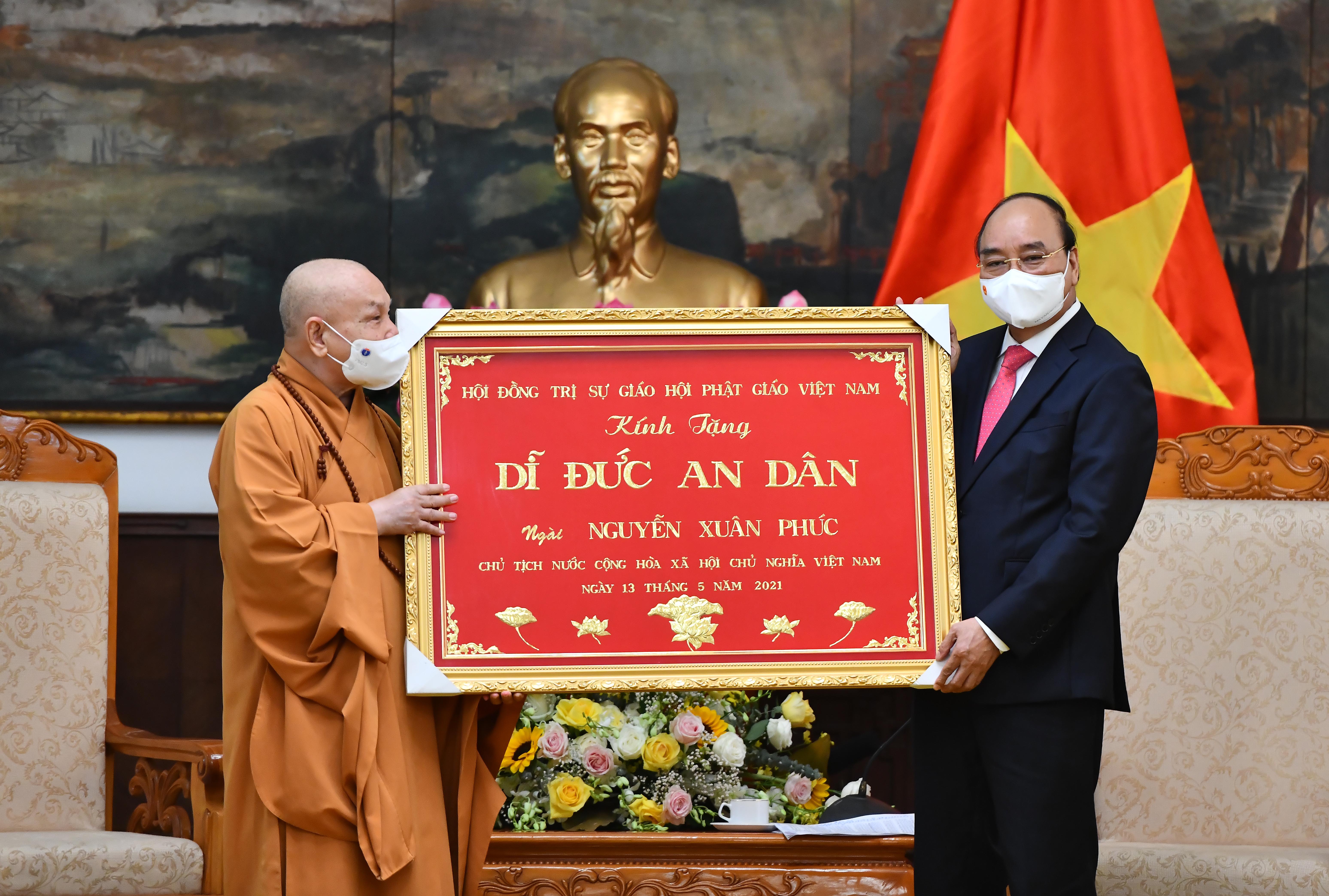 Chu tich nuoc Nguyen Xuan Phuc lam viec voi phat giao anh 3