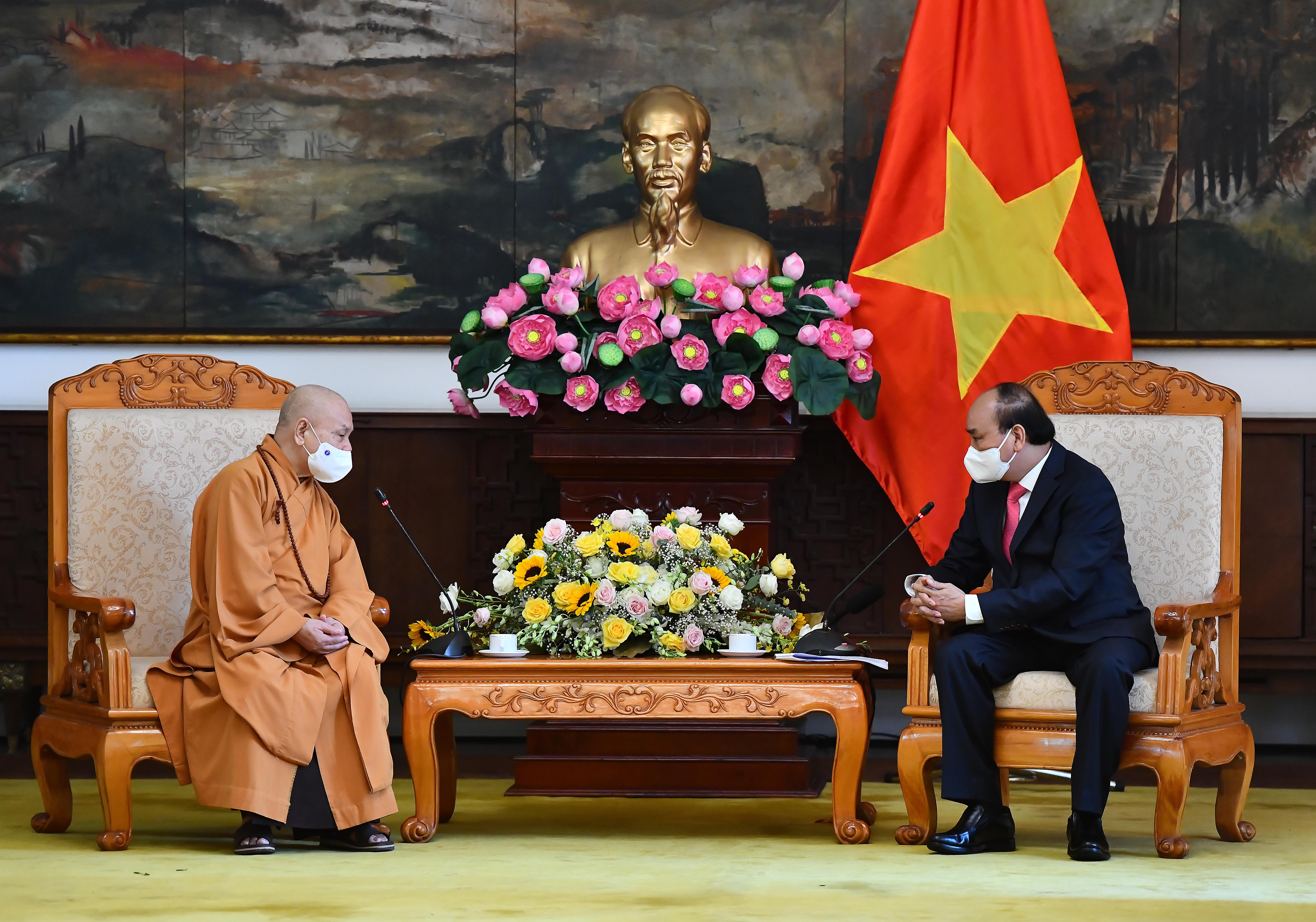 Chu tich nuoc Nguyen Xuan Phuc lam viec voi phat giao anh 1