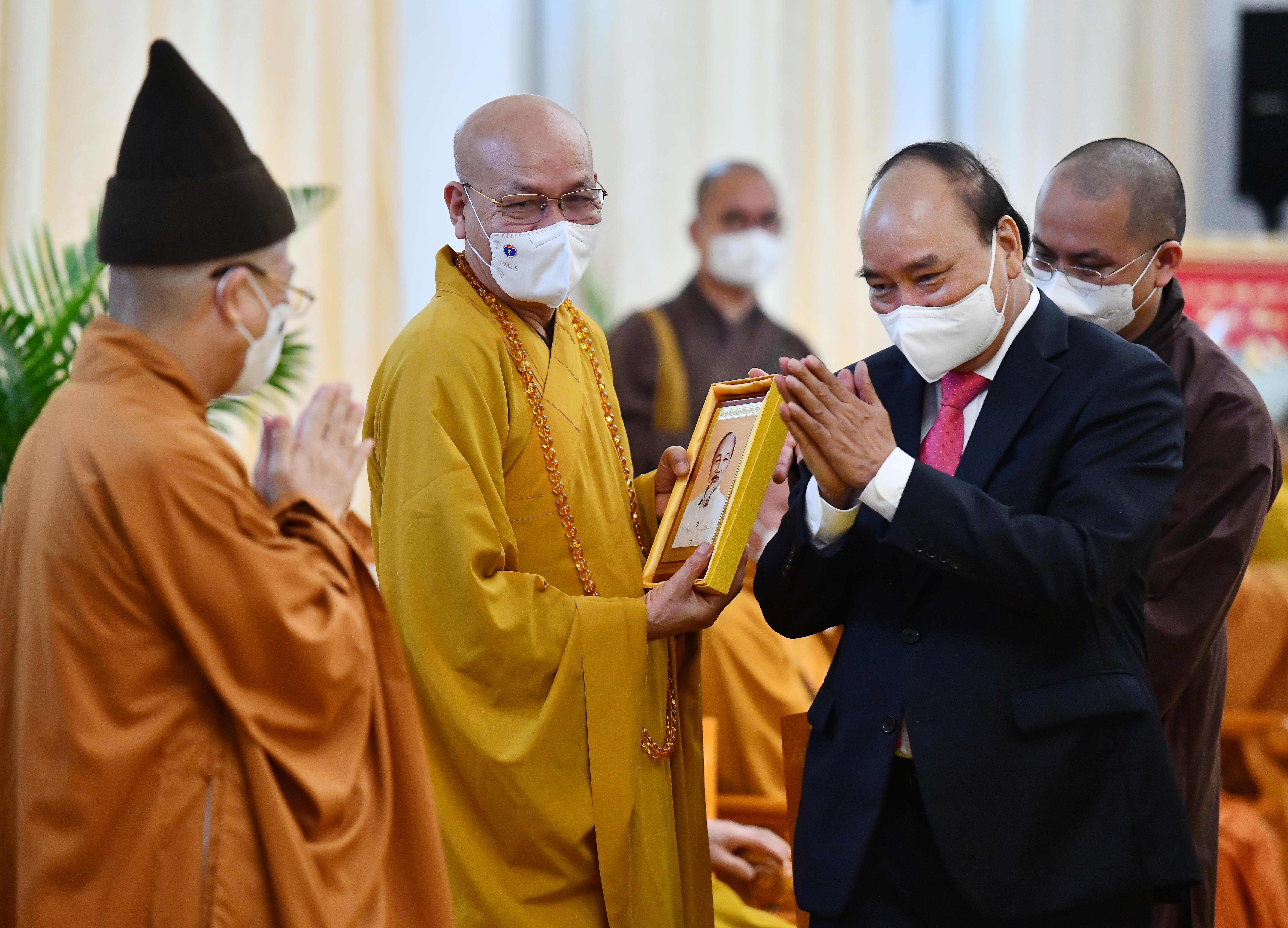 Chu tich nuoc Nguyen Xuan Phuc lam viec voi phat giao anh 9