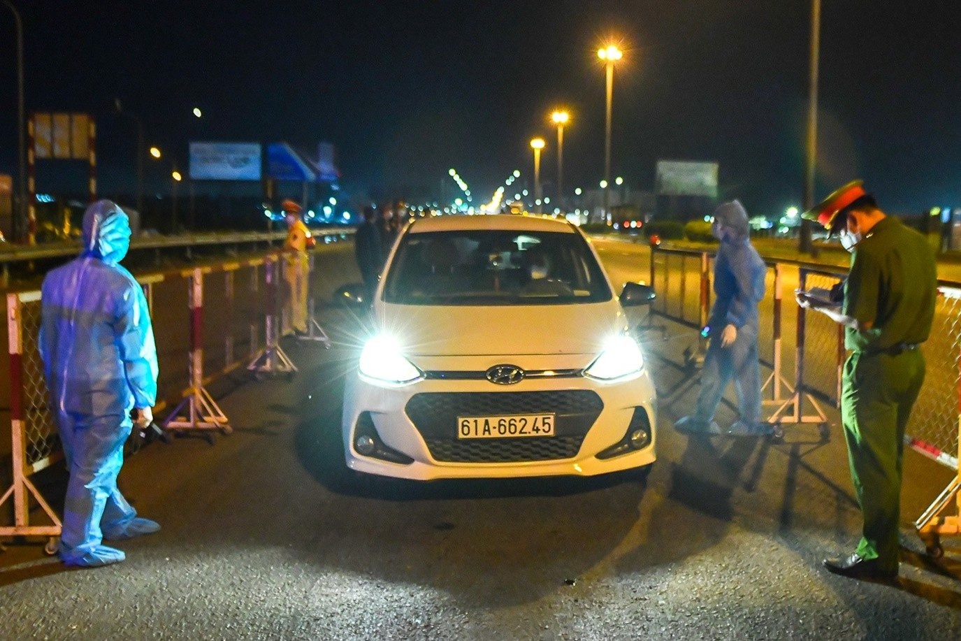 Chot chan phong dich o cua ngo TP.HCM hoat dong xuyen dem hinh anh