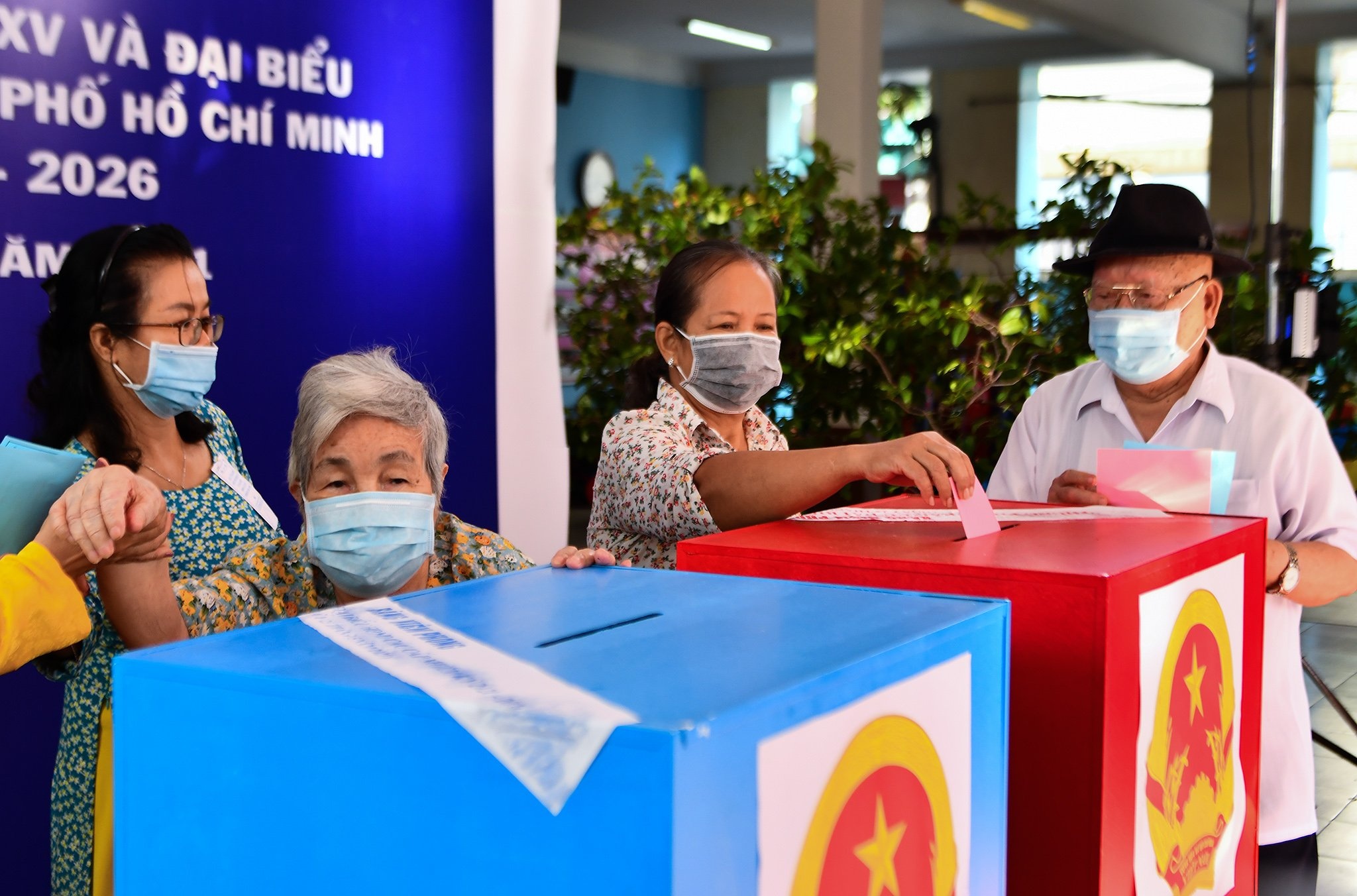 Chong 90, vo 85 tuoi cung nhau di bau cu o TP.HCM hinh anh