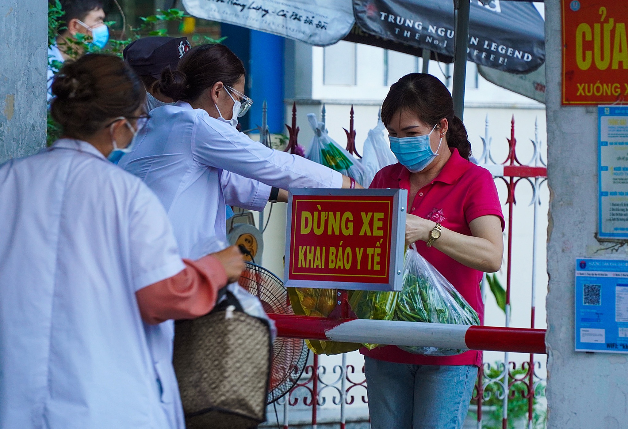 TP.HCM phong toa hang loat diem co dich Covid-19 anh 12