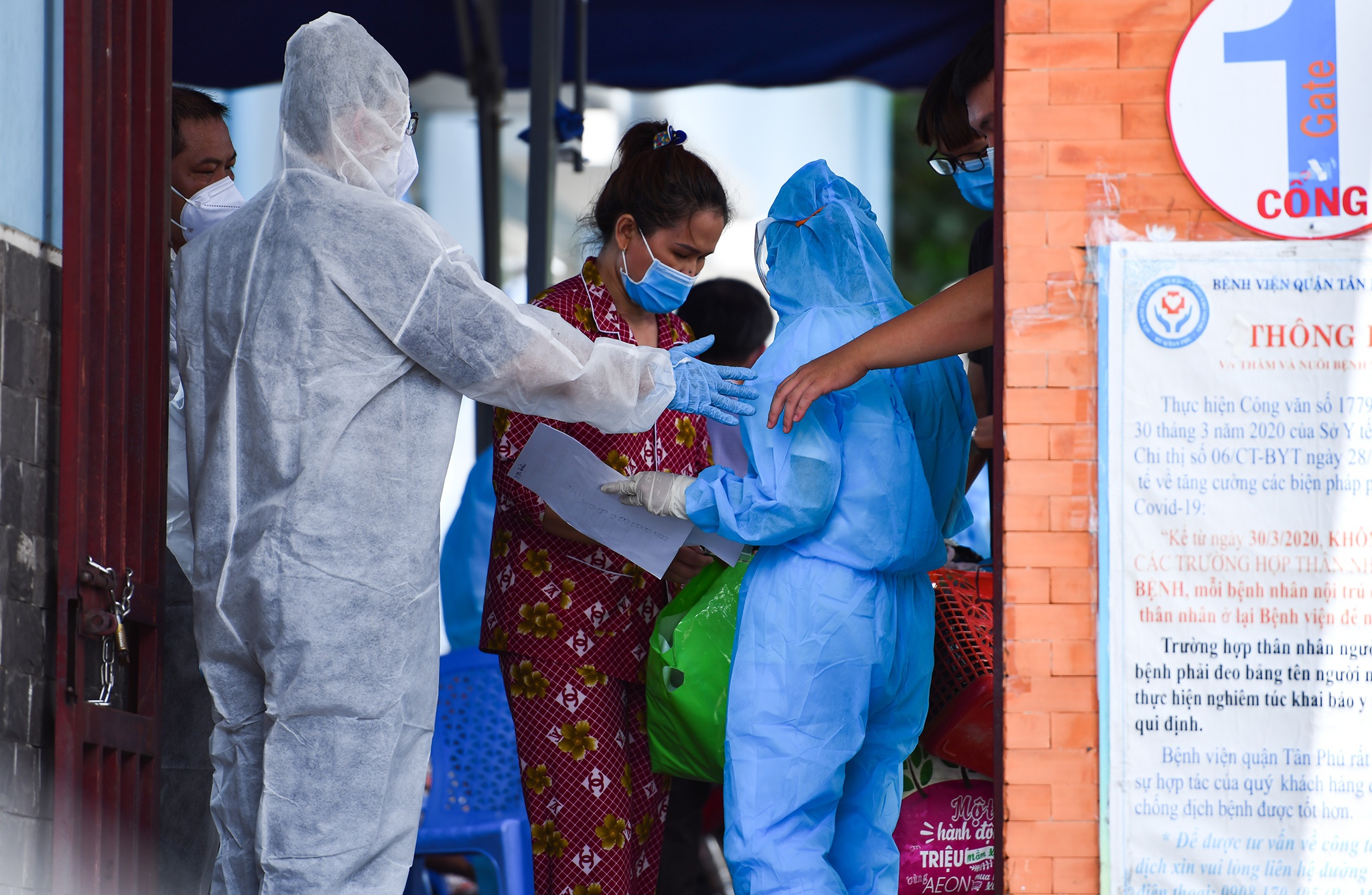 TP.HCM phong toa hang loat diem co dich Covid-19 anh 4