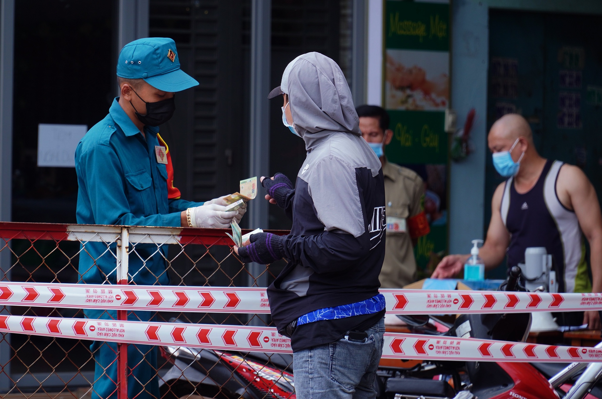 TP.HCM phong toa hang loat diem co dich Covid-19 anh 5