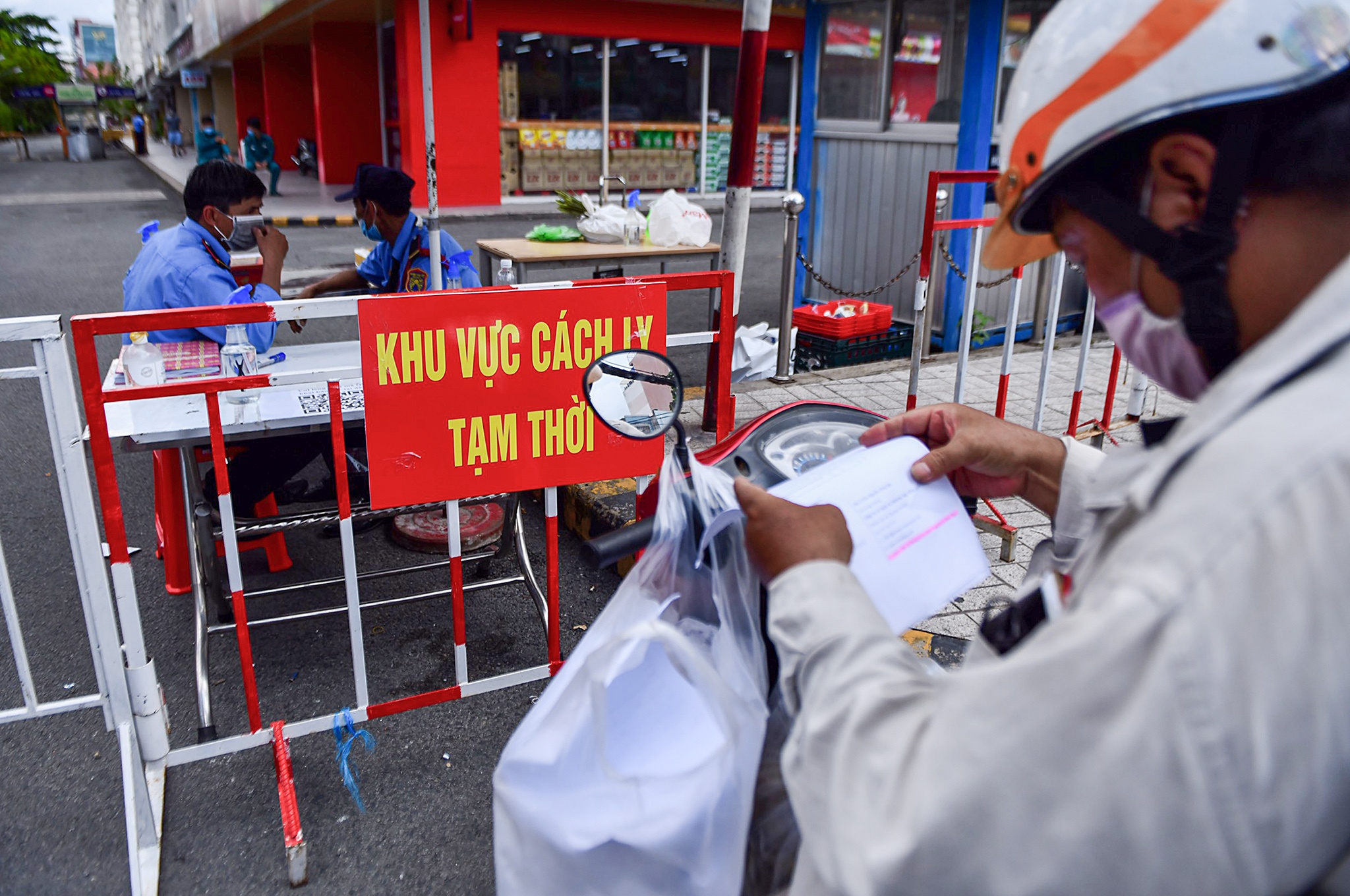 TP.HCM phong toa hang loat diem co dich Covid-19 anh 9