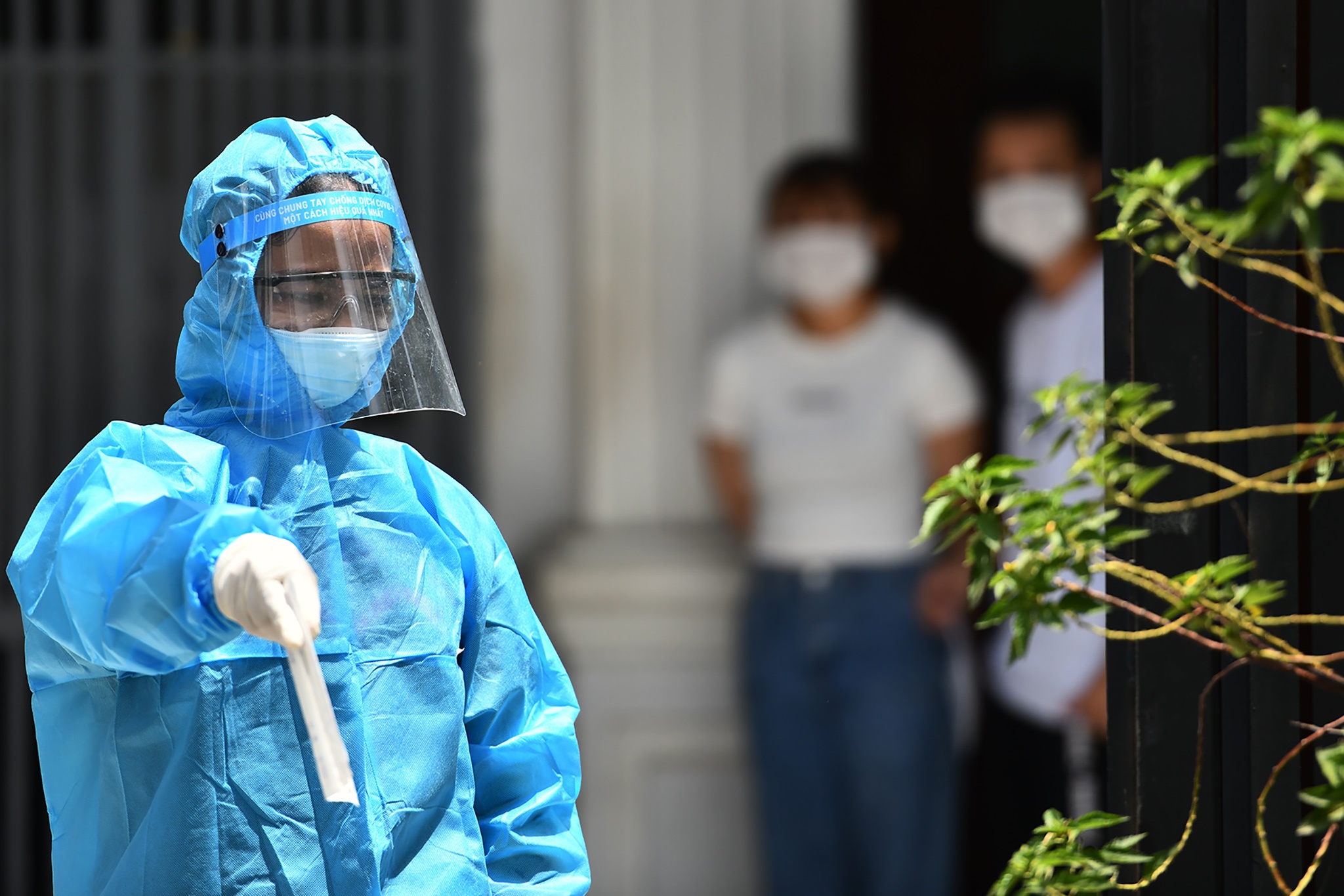 Nhan vien y te den tan nha dan Go Vap lay mau xet nghiem nCoV hinh anh