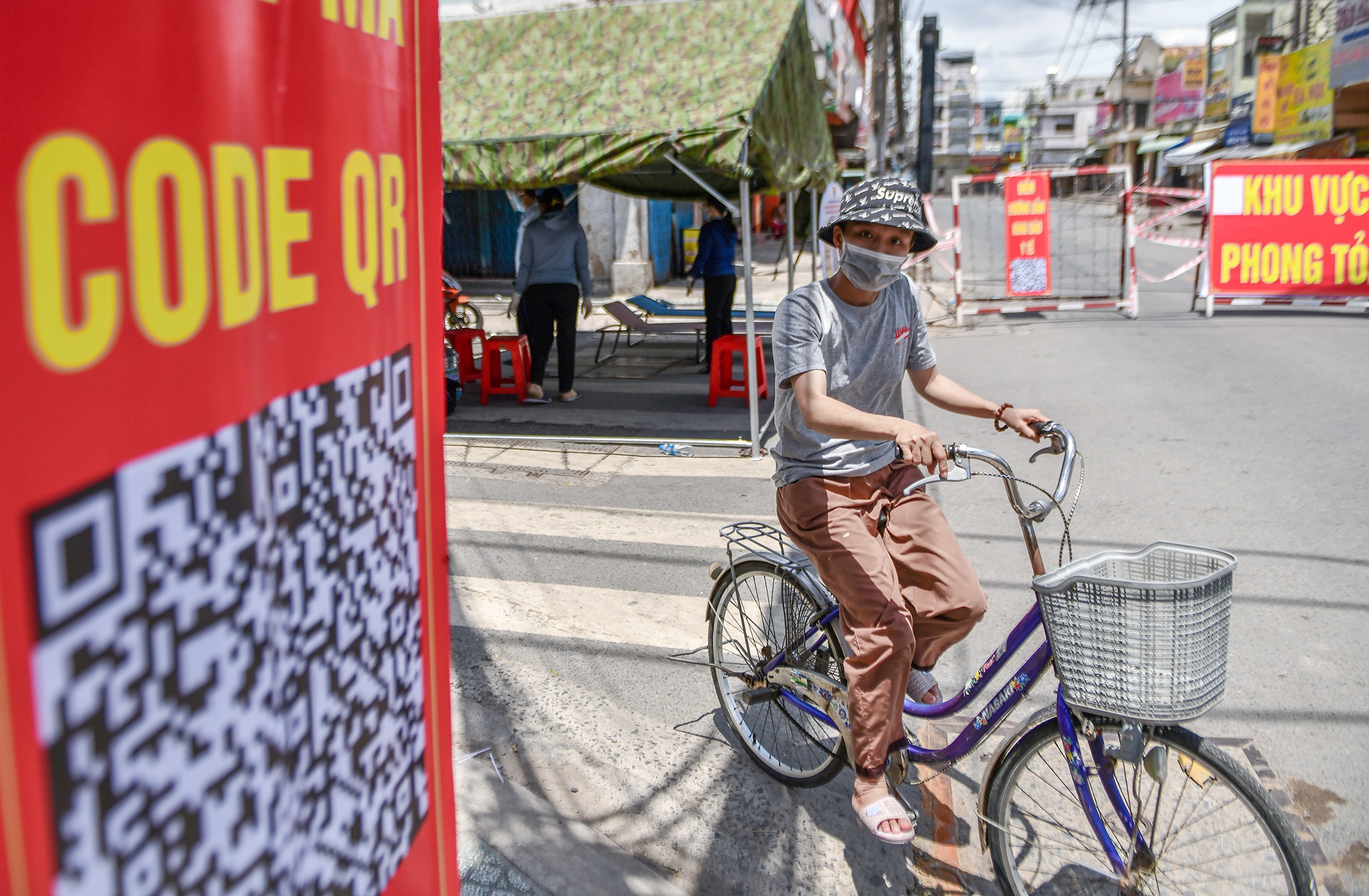 Phong toa thi tran Hoc Mon anh 9