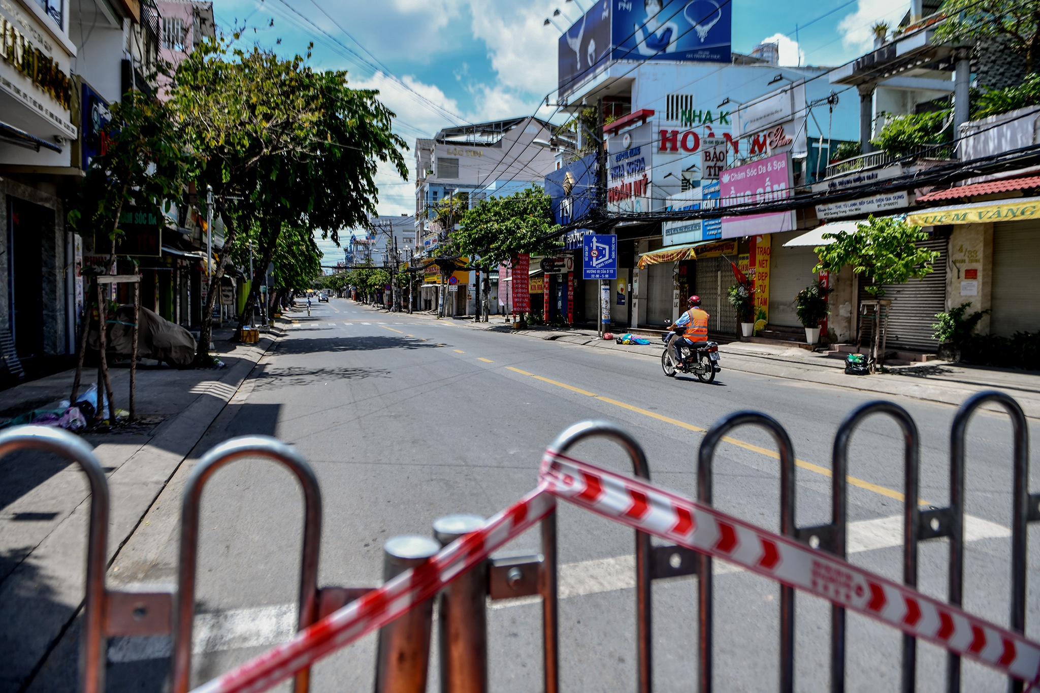 Phong toa thi tran Hoc Mon anh 12