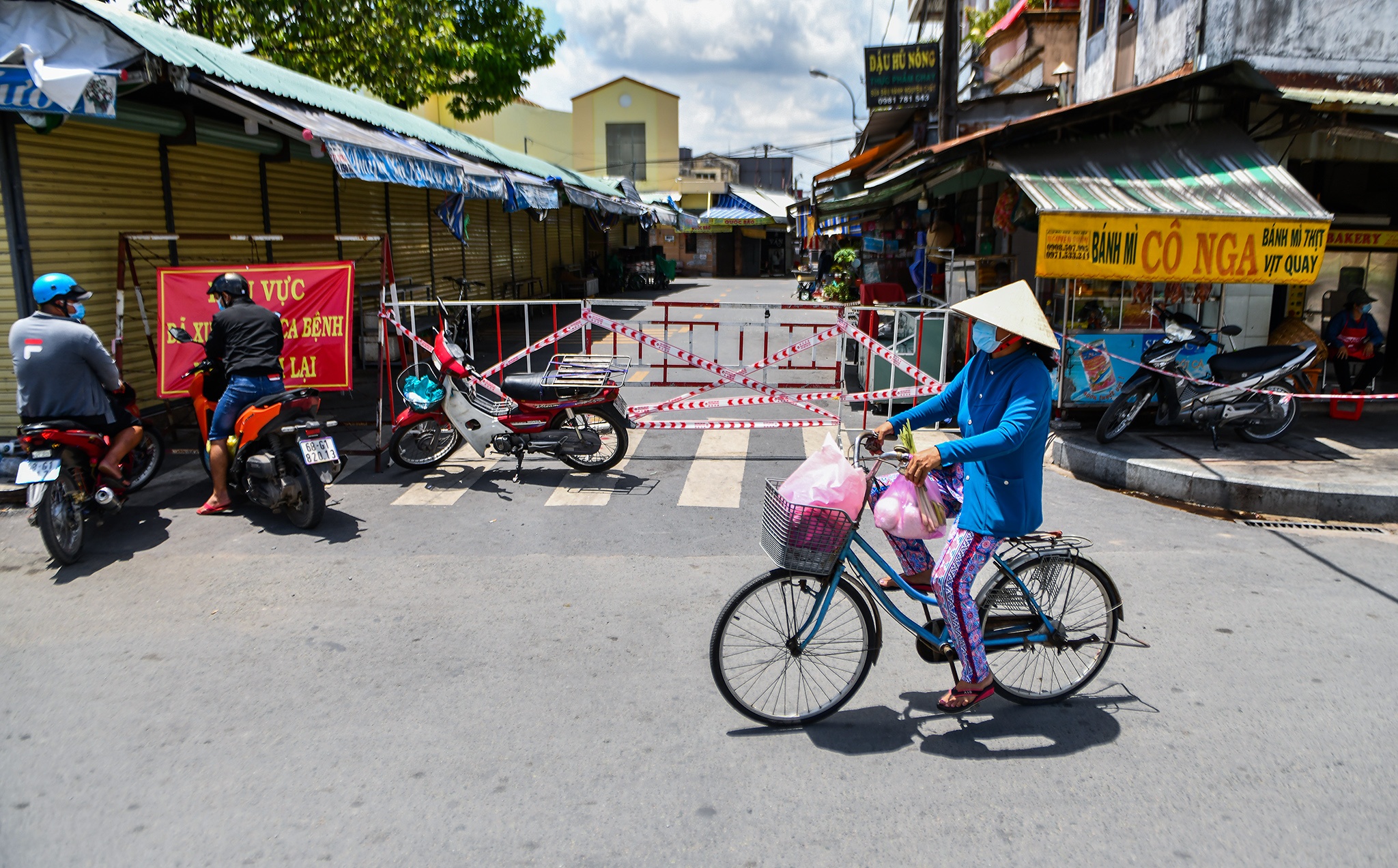 Phong toa thi tran Hoc Mon anh 11