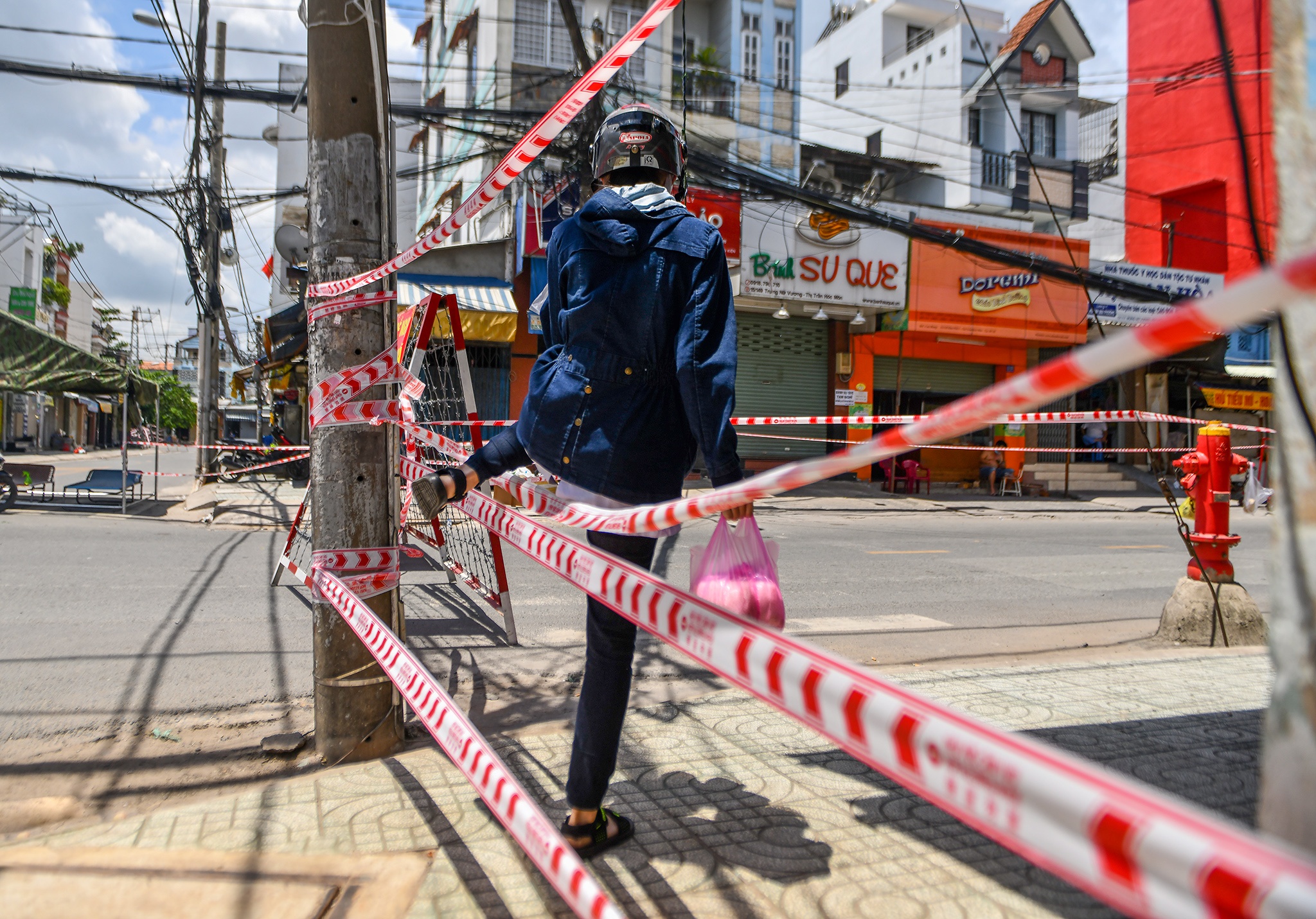 Phong toa thi tran Hoc Mon anh 10