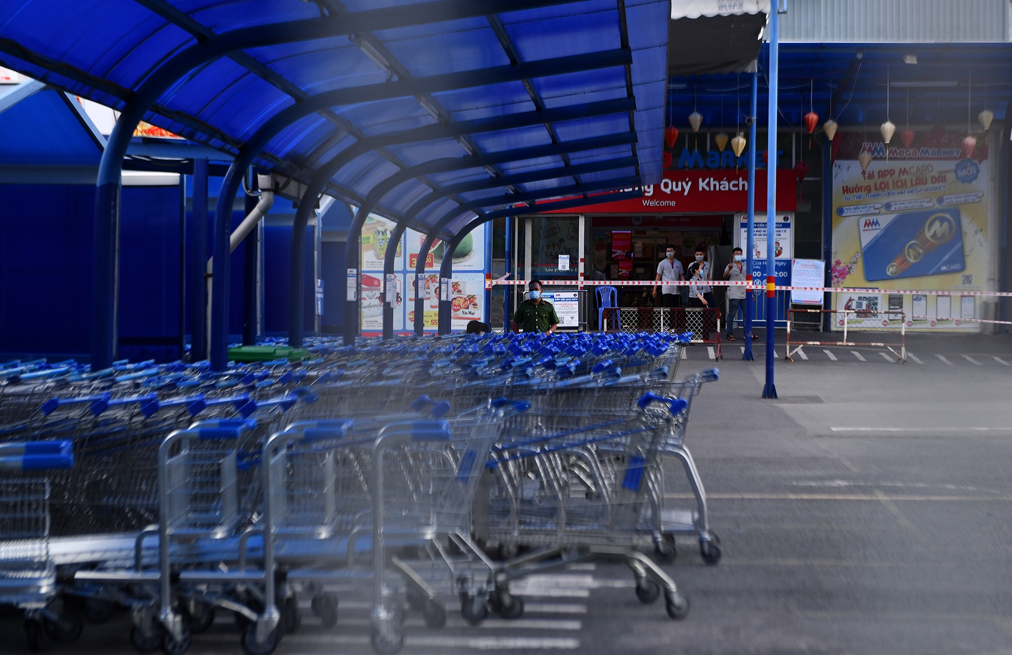 Phong toa sieu thi Mega Market An Phu anh 3