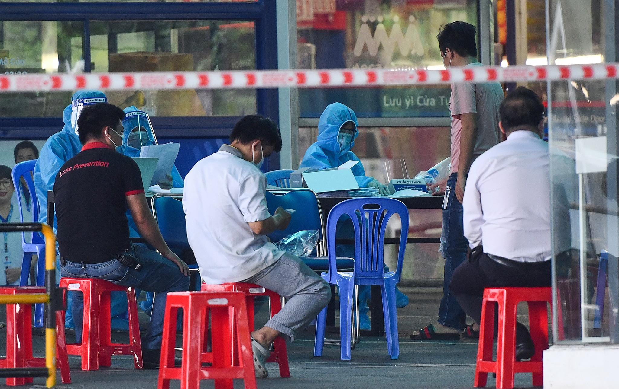 Phong toa sieu thi Mega Market An Phu anh 4