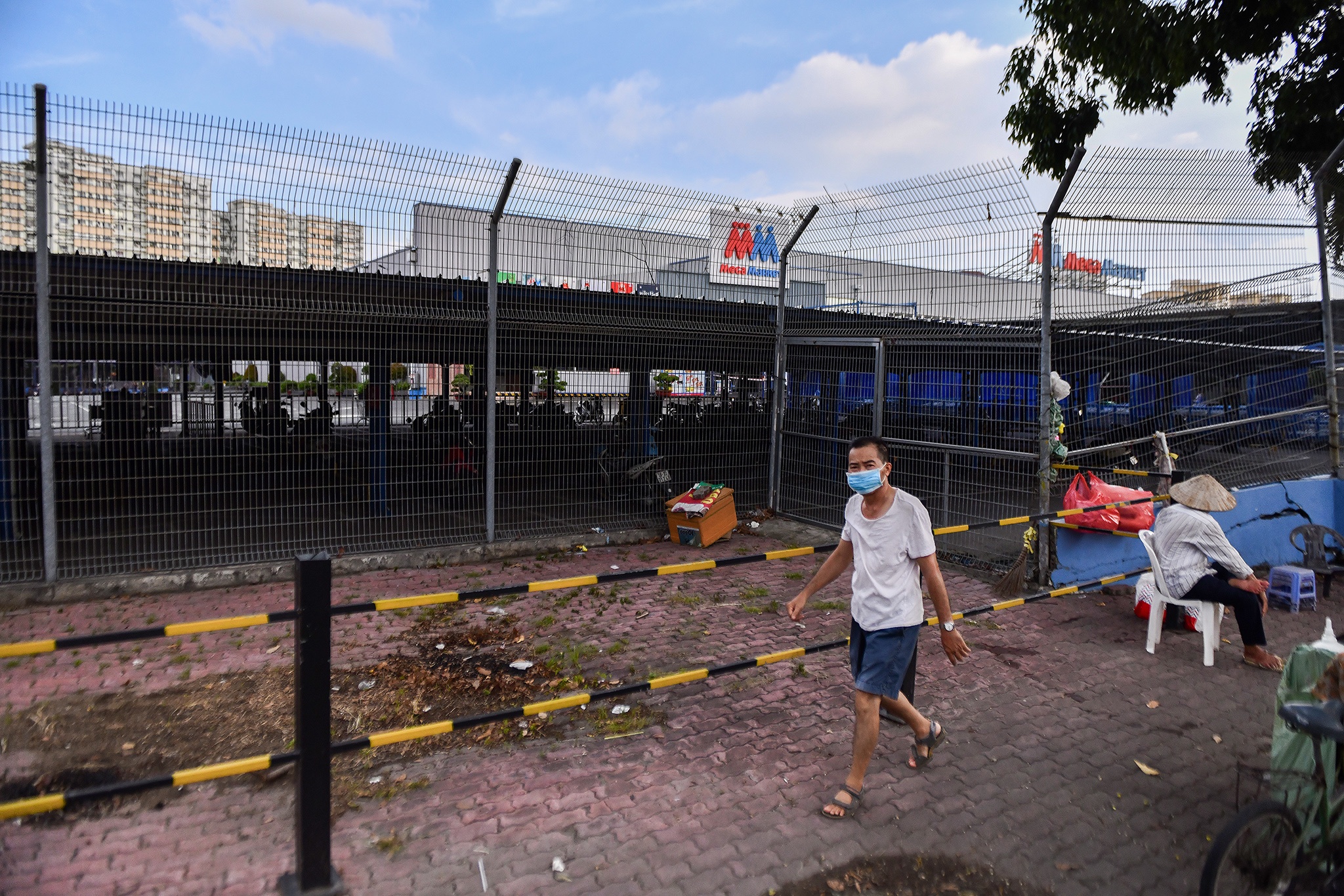 Phong toa sieu thi Mega Market An Phu anh 7