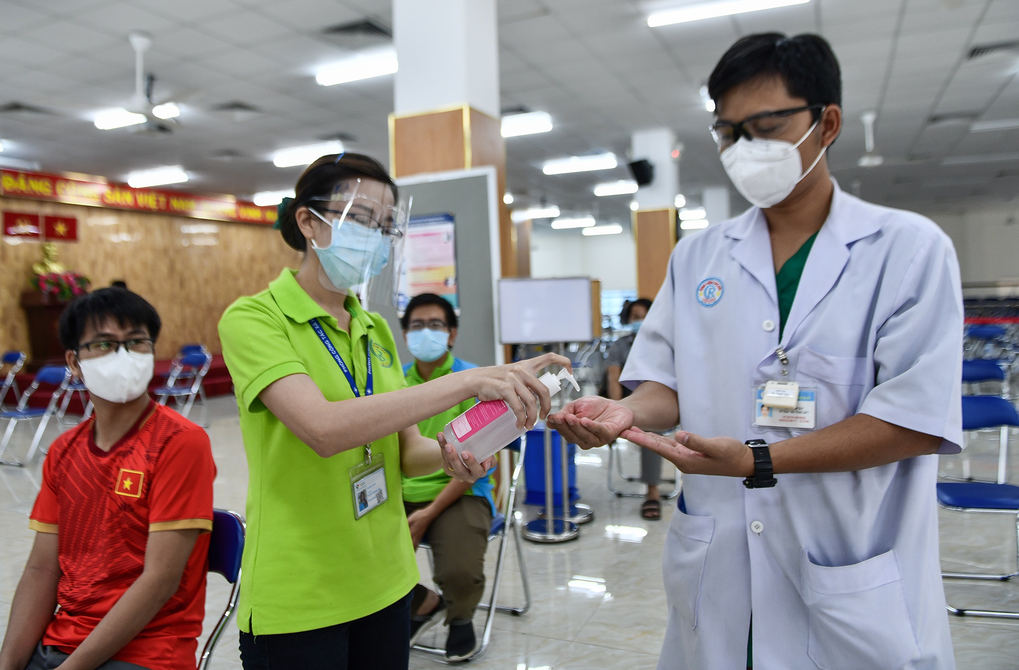 Cat toc cho y bac si Benh vien Cho Ray anh 5